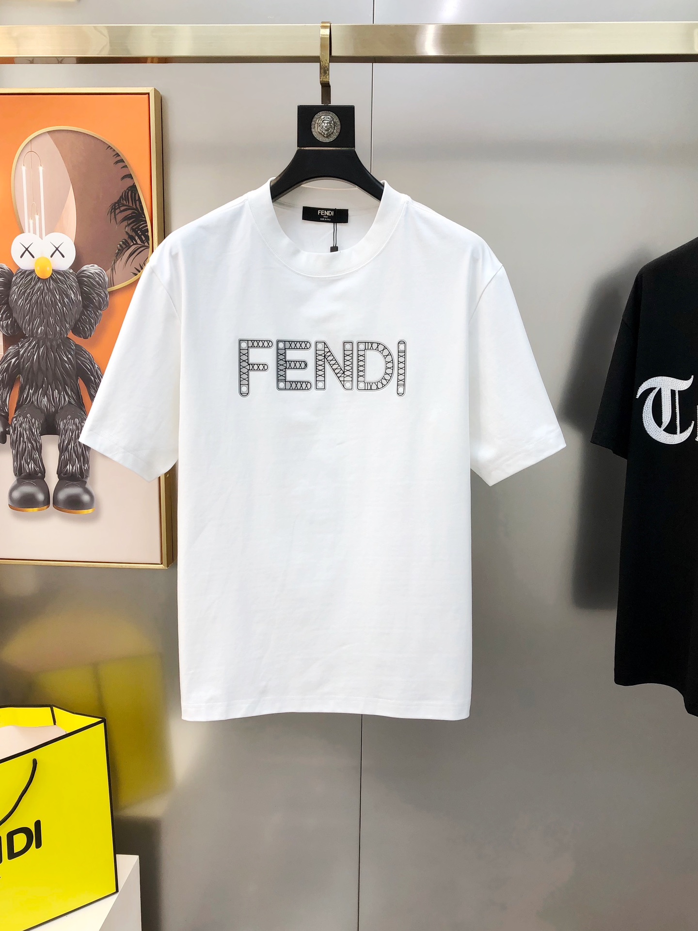 NO:732585,FD Fendi 2025 spring and summer new original men's round neck short-sleeved T-shirts are sold at the same time at the counter. Popular high-end quality. High version OS wide version. Three-dimensional rubber letter logo design. Custom imported double-ply cotton fabric. Soft and delicate feel. Skin-friendly and comfortable to wear. The upper body is made by the factory and is very handsome and stylish. Size S-3XL (too large. The maximum size can wear about 210 pounds. Please state your height and weight when placing an order). Black White  Next day shipping, fendi, T-shirt, tees, t-shirt,19860909FD 芬迪2025春夏新款原单男士圆领短袖T恤 专柜同步售卖 爆款高端品质 高版本 OS版型阔版 立体印胶字母logo设计 定制进口双股纯棉面料 手感柔软细腻 穿着亲肤舒适 代工厂精细做上身非常帅气有型 尺码S-3XL（偏大 最大码可穿210斤左右 下单请报身高体重) 黑色 白色 隔天出货,,fendi,T-shirt,tees，t-shirt,,Men's clothing