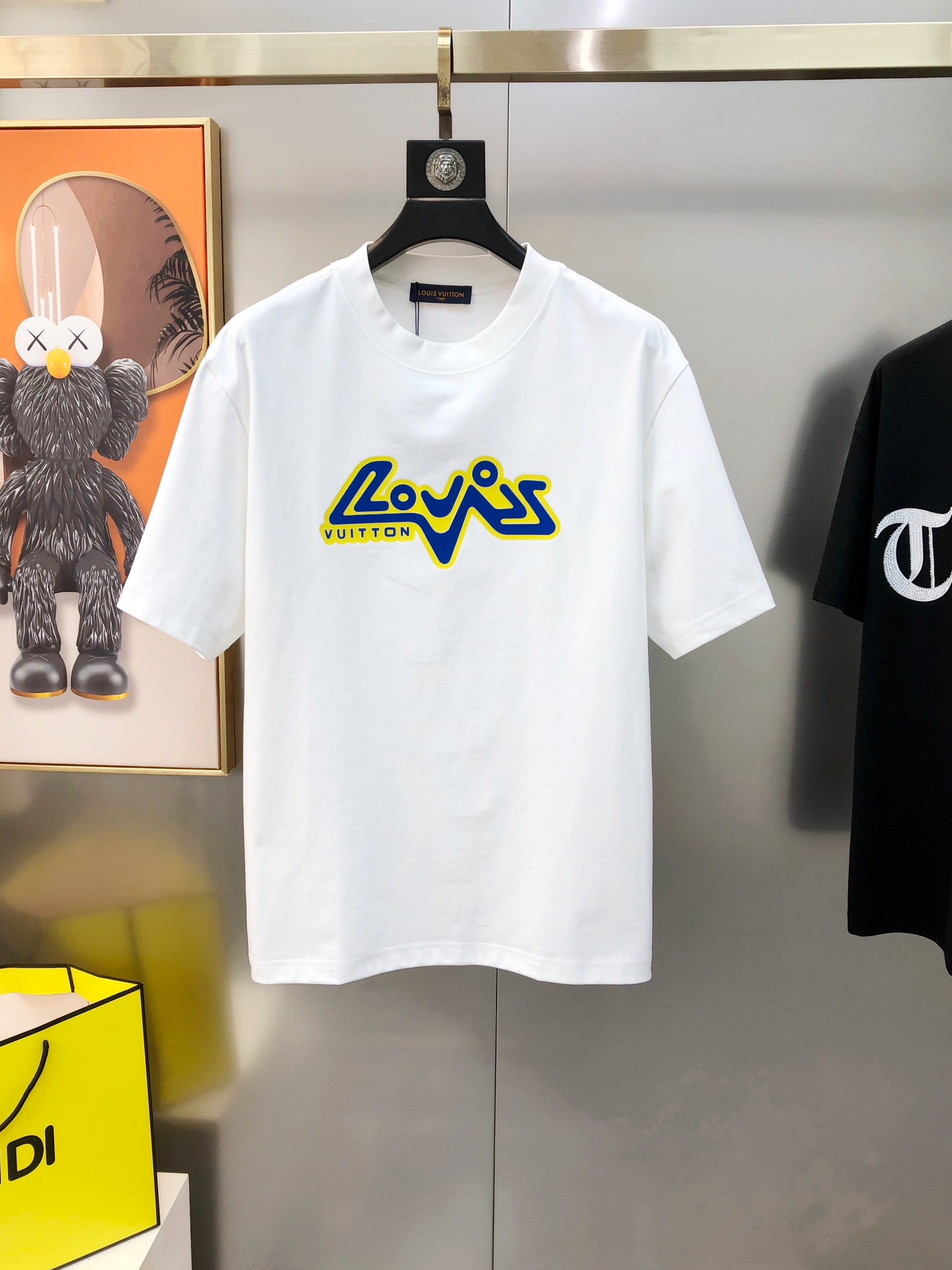 NO:732579,LV Louis Vuitton's 2025 spring and summer new original men's round-neck short-sleeved T-shirts are sold at the same time at the counter. Popular high-end quality. High version OS wide version. Three-dimensional rubber letter logo design. Customized imported double-ply cotton fabric. Soft and delicate feel. Skin-friendly and comfortable to wear. The upper body is made by the factory and is very handsome and stylish. Size S-3XL (too large. The maximum size can wear about 210 pounds. Please indicate your height and weight when placing an order). Black White  Next day shipping,,louis vuitton,louis vuitton,T-shirt,tees,t-shirt,19860909LV 路易威登2025春夏新款原单男士圆领短袖T恤 专柜同步售卖 爆款高端品质 高版本 OS版型阔版 立体印胶字母logo图案设计 定制进口双股纯棉面料 手感柔软细腻 穿着亲肤舒适 代工厂精细做上身非常帅气有型 尺码S-3XL（偏大 最大码可穿210斤左右 下单请报身高体重) 黑色 白色 隔天出货,,louis vuitton,louis vuitton,T-shirt,tees，t-shirt,,Men's clothing