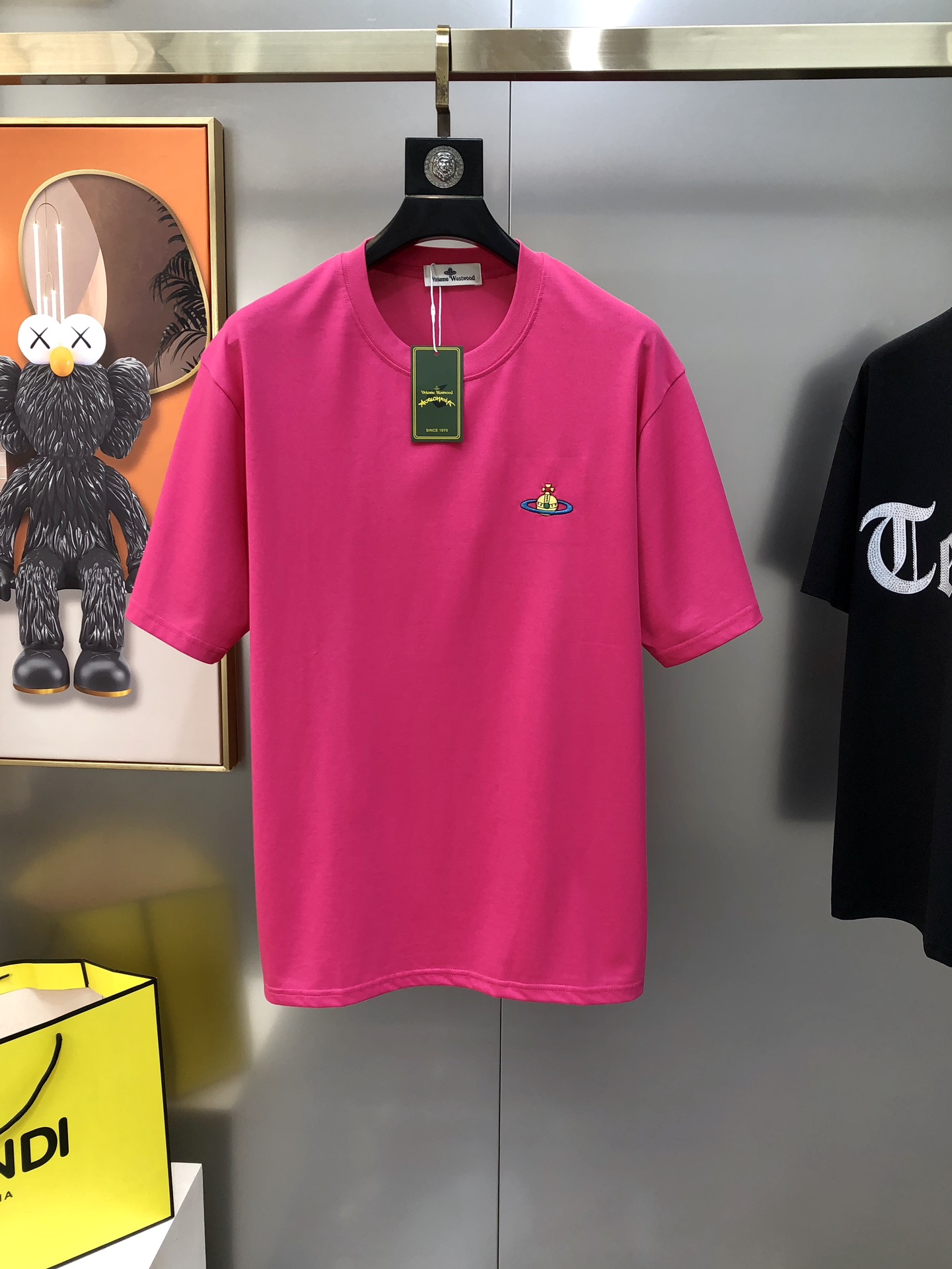 NO:732603,Viv*enne Westwood 2025 spring and summer new original men's round neck short-sleeved T-shirt, sold at the same time, popular high-end quality, high version OS wide version, three-dimensional embroidery logo pattern back letter design, custom imported double-ply cotton fabric, soft and delicate feel, comfortable to wear, factory finely made upper body, very handsome and stylish, size S-2XL (too large, the maximum size can wear about 200 pounds, please indicate your height and weight when placing an order) Black  White rose red next day shipping, T-shirt, tees, t-shirt,19860909Viv*enne Westwood 西太后2025春夏新款原单男士圆领短袖T恤 专柜同步售卖 爆款高端品质 高版本 OS版型阔版 立体刺绣logo图案后背字母设计 定制进口双股纯棉面料 手感柔软细腻 穿着亲肤舒适 代工厂精细做上身非常帅气有型 尺码S-2XL（偏大 最大码可穿200斤左右 下单请报身高体重) 黑色 白色 玫红色 隔天出货,,T-shirt,tees，t-shirt,,Men's clothing