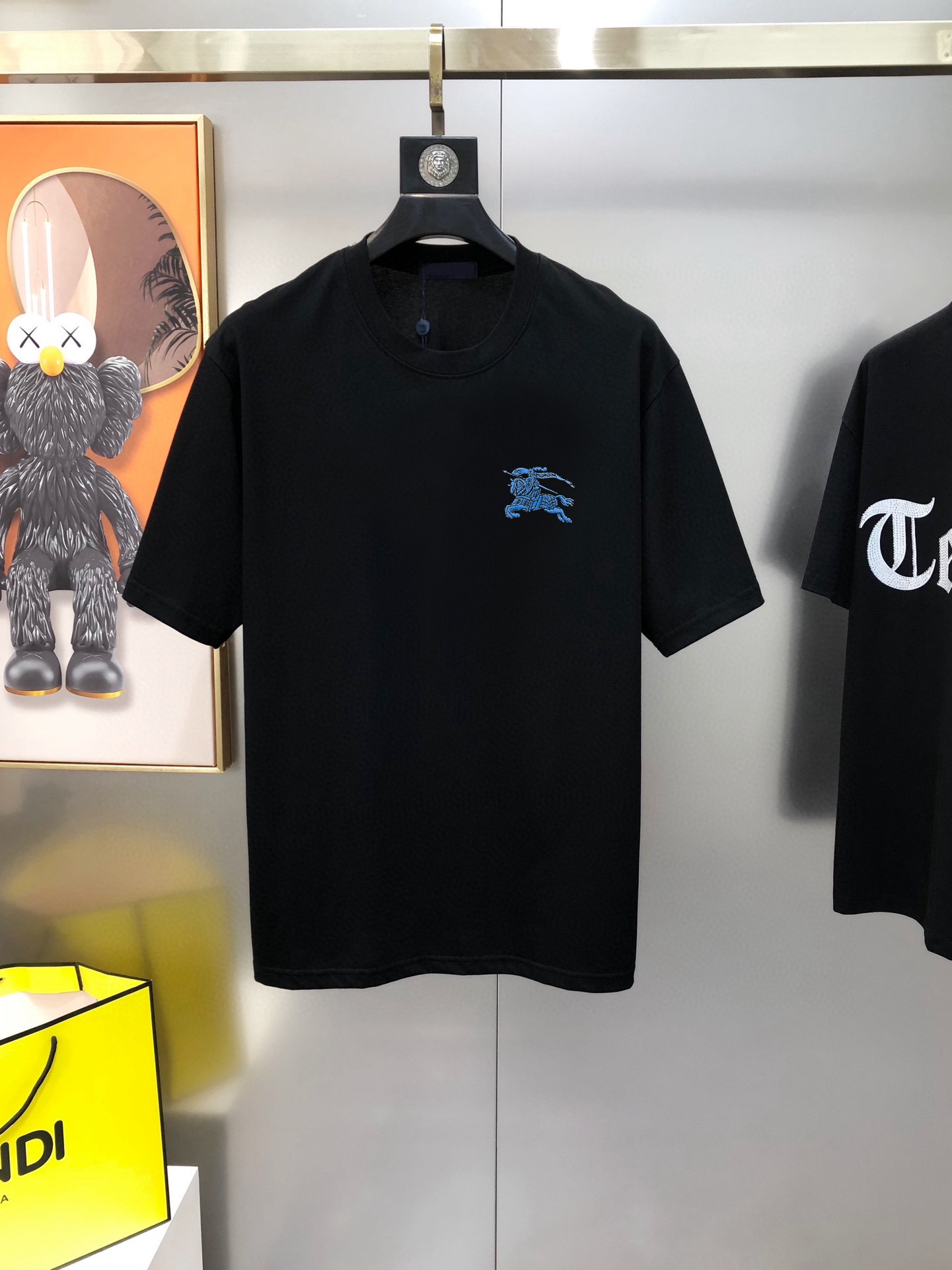 NO:732615,BURBE** Burberry's 2025 spring and summer new original men's round neck short-sleeved T-shirt, sold at the same time at the counter, pay attention to the details, the fabric is popular, high-end quality, high version OS wide version, three-dimensional embroidered horse logo pattern design on the chest, custom imported 95 pure cotton 5 Tencel cotton blended fabric, soft and delicate feel, skin-friendly and comfortable to wear, the upper body is finely made by the factory, very handsome and stylish, size S-2XL (too large, the largest size can wear about 200 pounds)  Please state your height and weight when placing an order) Black White Blue Ships next day, burberry, burberry, T-shirt, tees, t-shirt,19860909BURBE** 巴宝莉2025春夏新款原单男士圆领短袖T恤 专柜同步售卖 注意细节面料爆款高端品质 高版本 OS版型阔版 胸前立体刺绣战马logo图案设计 定制进口95纯棉5天丝棉混纺面料 手感柔软细腻 穿着亲肤舒适 代工厂精细做上身非常帅气有型 尺码S-2XL（偏大 最大码可穿200斤左右 下单请报身高体重) 黑色 白色 蓝色隔天出货,,burberry,burberry,T-shirt,tees，t-shirt,,Men's clothing