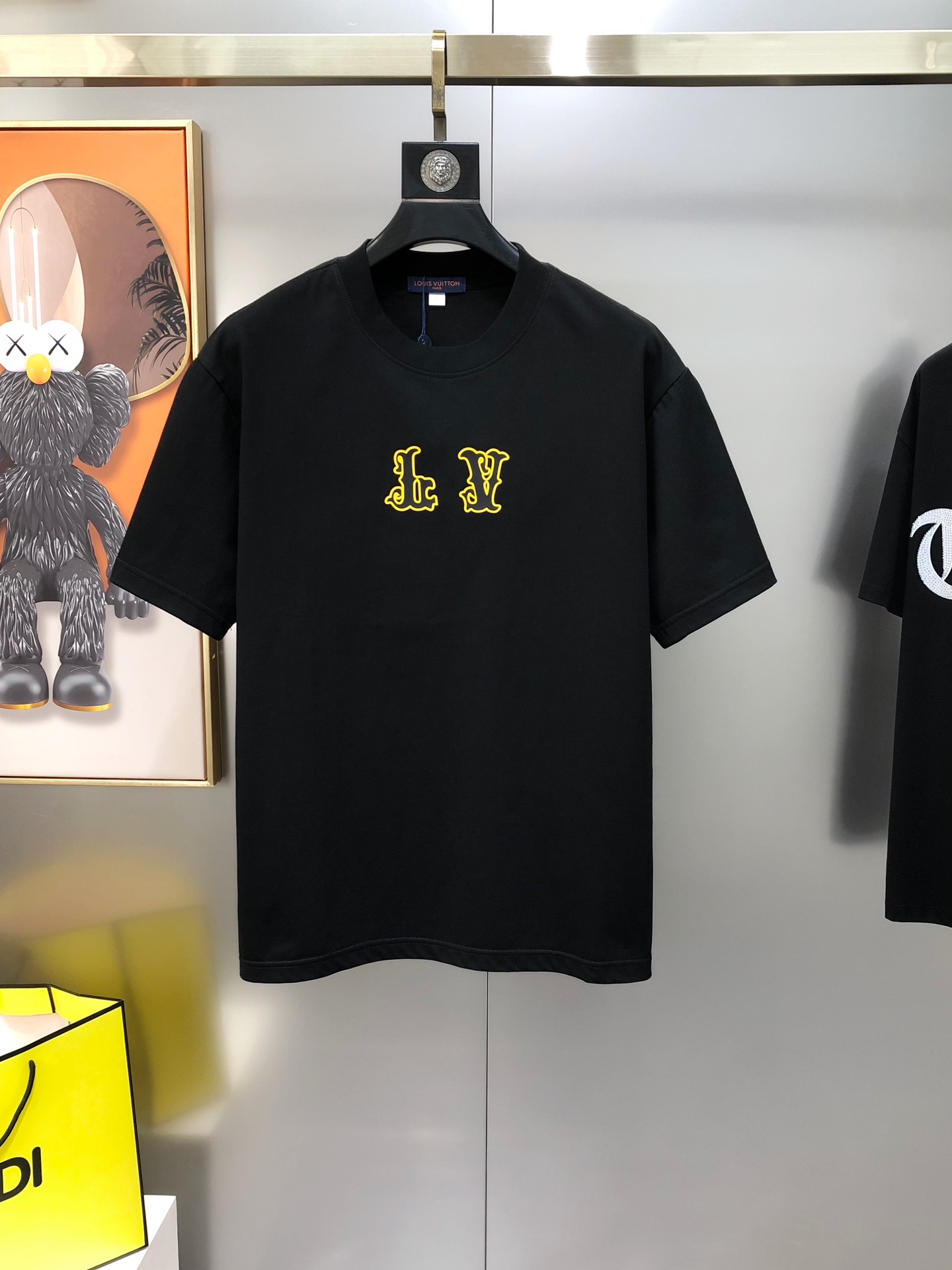 NO:732621,LV Louis Vuitton 2025 spring and summer new original men's round-neck short-sleeved T-shirts are sold at the same time at the counter. Popular high-end quality. High version. Three-dimensional printed logo pattern design. Customized imported pure cotton fabric. Soft and delicate feel. Skin-friendly and comfortable to wear. The upper body is finely made by the factory and is very handsome and stylish. Sizes M-4XL (normal version, the maximum size can wear about 200 kilograms. Please state your height and weight when placing an order). Black white. Shipped the next day, Louis Vuitton.  vuitton,louis vuitton,T-shirt,tees,t-shirt,19860909LV 路易威登2025春夏新款原单男士圆领短袖T恤 专柜同步售卖 爆款高端品质 高版本 立体印胶logo图案设计 定制进口纯棉面料 手感柔软细腻 穿着亲肤舒适 代工厂精细做上身非常帅气有型 尺码M-4XL（正常版型 最大码可穿200斤左右 下单请报身高体重) 黑色 白色 隔天出货,,louis vuitton,louis vuitton,T-shirt,tees，t-shirt,,Men's clothing