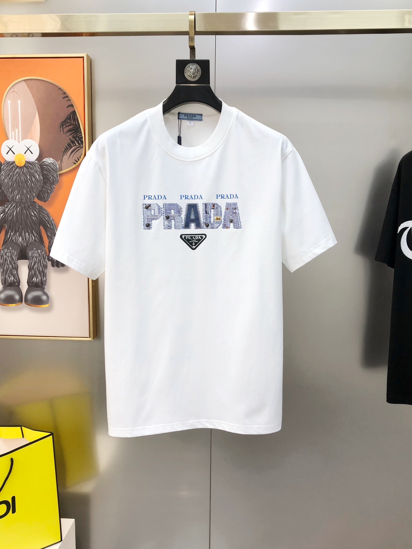 NO:732571,P*ADA 2025 spring and summer new original men's round neck short-sleeved T-shirt, sold at the same time at the counter, popular high-end quality, high version, three-dimensional printed letter logo design, custom imported pure cotton fabric, soft and delicate feel, skin-friendly and comfortable to wear, factory finely made upper body, very handsome and stylish, size M-4XL (normal version, the maximum size can wear about 200 pounds, please state your height and weight when placing an order) Black White  Next day shipping, prada, T-shirt, tees, t-shirt,19860909P*ADA 普拉哒2025春夏新款原单男士圆领短袖T恤 专柜同步售卖 爆款高端品质 高版本 立体印胶字母logo图案设计 定制进口纯棉面料 手感柔软细腻 穿着亲肤舒适 代工厂精细做上身非常帅气有型 尺码M-4XL（正常版型 最大码可穿200斤左右 下单请报身高体重) 黑色 白色 隔天出货,,prada,T-shirt,tees，t-shirt,,Men's clothing