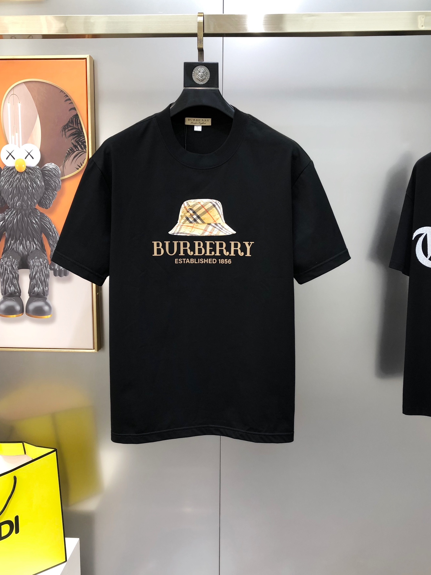 NO:732576,BURBE** Burberry's new 2025 spring and summer original men's round neck short-sleeved T-shirts are sold at the same time at the counter. Popular high-end quality. High version. Three-dimensional printed letter logo pattern design. Customized imported pure cotton fabric. It feels soft and delicate. It is skin-friendly and comfortable to wear. The upper body is made by the factory and is very handsome and stylish. Sizes M-4XL (normal version, the maximum size can wear about 200 pounds. Please state your height and weight when placing an order) Black White  Next day shipping,,burberry,burberry,T-shirt,tees,t-shirt,19860909BURBE** 巴宝莉2025春夏新款原单男士圆领短袖T恤 专柜同步售卖 爆款高端品质 高版本 立体印胶字母logo图案设计 定制进口纯棉面料 手感柔软细腻 穿着亲肤舒适 代工厂精细做上身非常帅气有型 尺码M-4XL（正常版型 最大码可穿200斤左右 下单请报身高体重) 黑色 白色 隔天出货,,burberry,burberry,T-shirt,tees，t-shirt,,Men's clothing