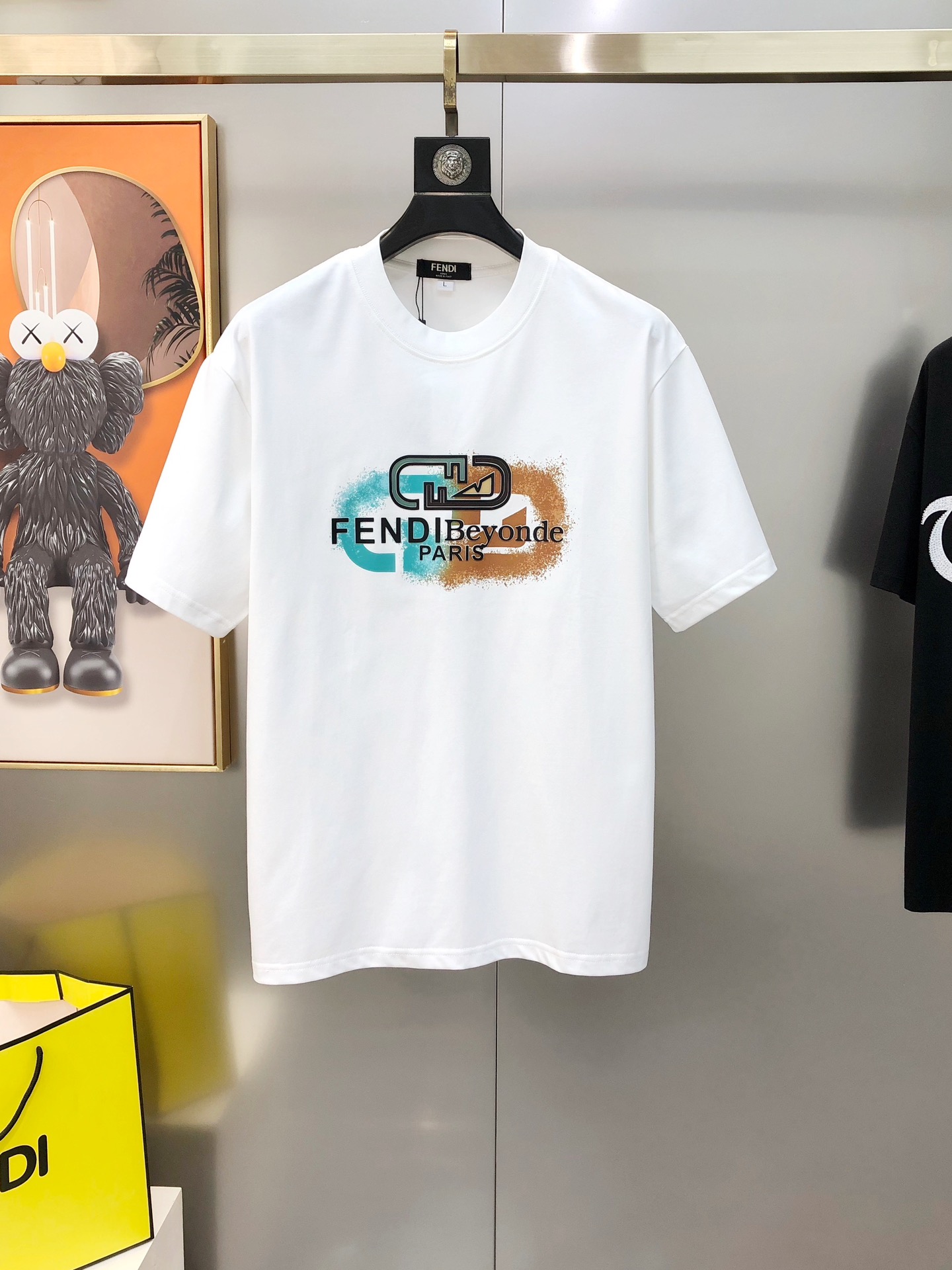 NO:732580,FD Fendi 2025 spring and summer new original men's round neck short-sleeved T-shirts are sold at the same time at the counter. Popular high-end quality. High version. Three-dimensional offset printing letter logo design. Customized imported pure cotton fabric. It feels soft and delicate. It is skin-friendly and comfortable to wear. The upper body is made by the factory and is very handsome and stylish. Sizes M-4XL (normal version, the maximum size can wear about 200 pounds. Please state your height and weight when placing an order). Black White  Next day shipping, fendi, T-shirt, tees, t-shirt,19860909FD 芬迪2025春夏新款原单男士圆领短袖T恤 专柜同步售卖 爆款高端品质 高版本 立体印胶印花字母logo图案设计 定制进口纯棉面料 手感柔软细腻 穿着亲肤舒适 代工厂精细做上身非常帅气有型 尺码M-4XL（正常版型 最大码可穿200斤左右 下单请报身高体重) 黑色 白色 隔天出货,,fendi,T-shirt,tees，t-shirt,,Men's clothing