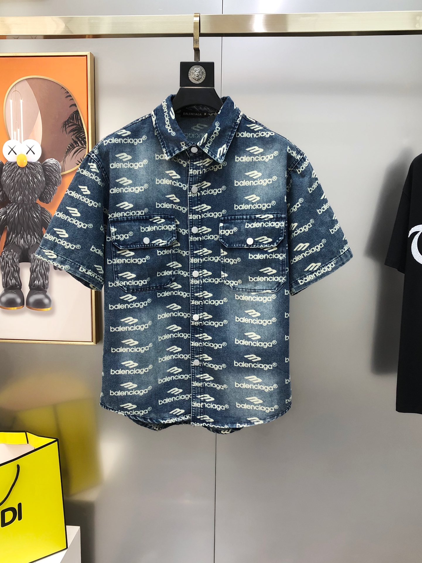 NO:732574,Bal*nciaga 2025 spring and summer new original men's short-sleeved denim jacket, sold simultaneously on the official website, popular style, high-end quality, fashionable and versatile, panoramic direct-injection printed letter logo pattern design, made of imported denim pure cotton fabric, soft and delicate feel, comfortable upper body, imported accessories, OEM factory finely made with smooth lines, exquisite craftsmanship, awesome version, casual matching is very fashionable and handsome, highly recommended!  Counter sizes M-3XL (the largest size can wear about 190 pounds. Please state your height and weight when placing an order). Next day shipping, balenciaga, jackets & coats, T-shirts,19860909Bal*nciaga 巴黎世家2025春夏新款原单男士短袖牛仔外套 官网同步售卖 爆款 高端品质 时尚百搭 全景直喷印花字母logo图案设计 采用进口牛仔布纯棉面料 手感柔软细腻 上身舒适 客供进口辅料配件,代工厂精细做线条流畅,工艺精致,版型超赞,随意搭配都非常时尚帅气强烈推荐哦！专柜尺码M-3XL（最大码可穿190斤左右 下单请报身高体重) 隔天出货,,balenciaga,jackets & coats,T-shirt,,Men's clothing