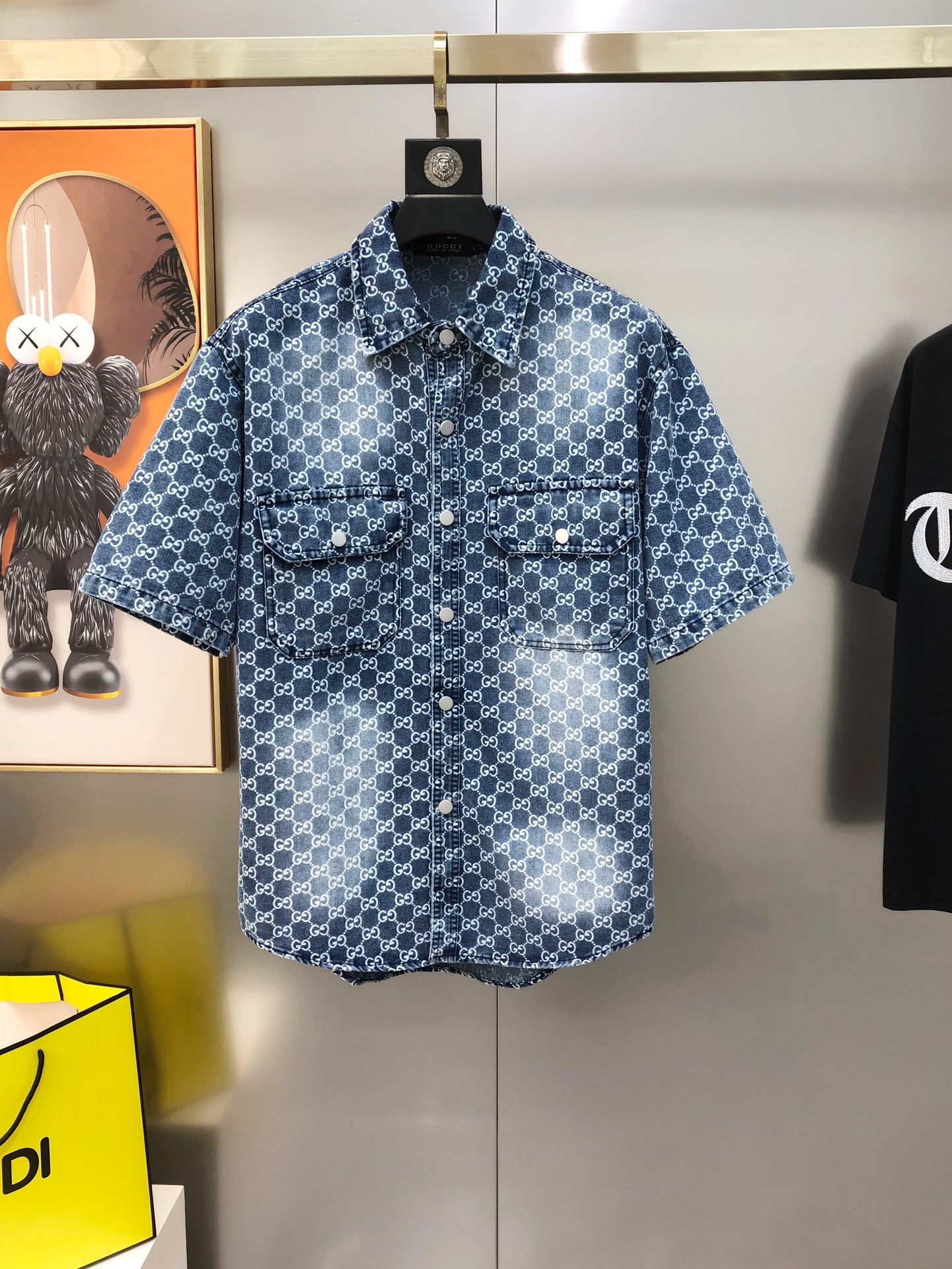 NO:732569,G*cci Gucci 2025 spring and summer new original men's short-sleeved denim jacket, sold simultaneously on the official website, popular style, high-end quality, fashionable and versatile, panoramic direct-injection printing letter logo pattern design, using imported denim pure cotton fabric, soft and delicate feel, comfortable upper body. Imported accessories are provided by customers. The OEM factory makes fine lines and smooth lines, exquisite craftsmanship, and awesome styles. It is very fashionable and handsome with any combination. Highly recommended!  Counter sizes are M-3XL (the largest size can fit around 190 pounds. Please state your height and weight when placing an order). Next day shipping, jackets & coats, T-shirts,19860909G*cci 古齐2025春夏新款原单男士短袖牛仔外套 官网同步售卖 爆款 高端品质 时尚百搭 全景直喷印花字母logo图案设计 采用进口牛仔布纯棉面料 手感柔软细腻 上身舒适 客供进口辅料配件,代工厂精细做线条流畅,工艺精致,版型超赞,随意搭配都非常时尚帅气强烈推荐哦！专柜尺码M-3XL（最大码可穿190斤左右 下单请报身高体重) 隔天出货,,jackets & coats,T-shirt,,Men's clothing