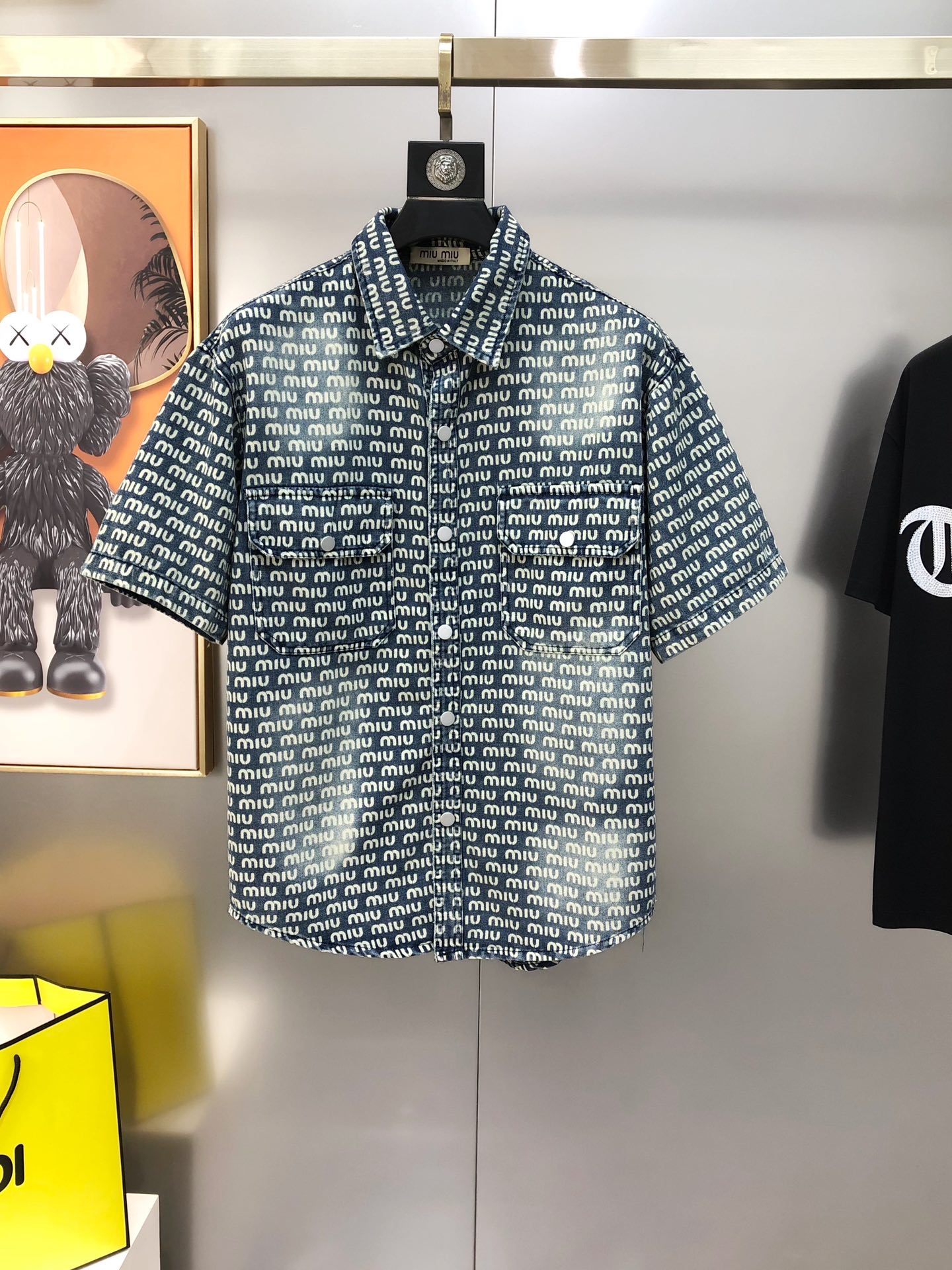 NO:732619,miumiu 2025 new spring and summer new original men's short-sleeved denim jacket, sold simultaneously on the official website, popular style, high-end quality, fashionable and versatile, panoramic direct-injection printing letter logo pattern design, using imported denim pure cotton fabric, soft and delicate feel, comfortable upper body, imported accessories for customers, exquisite workmanship, smooth lines, exquisite craftsmanship, awesome version, casual matching is very fashionable and handsome, highly recommended!  Counter sizes M-3XL (the largest size can wear about 190 pounds. Please state your height and weight when placing an order). Ships next day, miumiu, jackets & coats, T-shirts,19860909miumiu2025春夏新款原单男士短袖牛仔外套 官网同步售卖 爆款 高端品质 时尚百搭 全景直喷印花字母logo图案设计 采用进口牛仔布纯棉面料 手感柔软细腻 上身舒适 客供进口辅料配件,代工厂精细做线条流畅,工艺精致,版型超赞,随意搭配都非常时尚帅气强烈推荐哦！专柜尺码M-3XL（最大码可穿190斤左右 下单请报身高体重) 隔天出货,,miumiu,jackets & coats,T-shirt,,Men's clothing