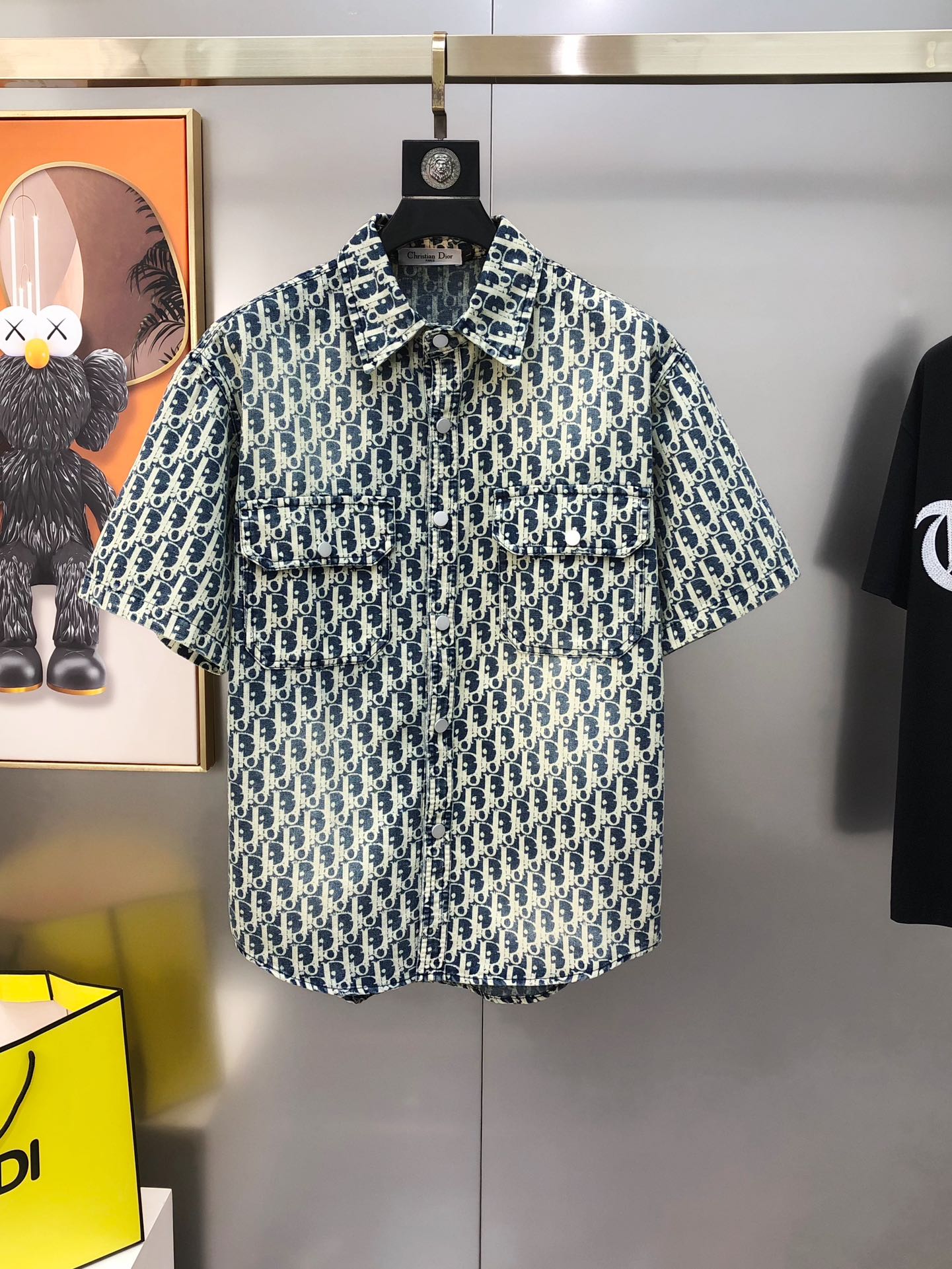 NO:732614,D*or Dior's 2025 spring and summer new original men's short-sleeved denim jacket is sold simultaneously on the official website. Popular style. High-end quality. Fashionable and versatile. Panoramic direct-printed letter logo pattern design. Made of imported denim pure cotton fabric. It feels soft and delicate and comfortable on the upper body. Imported accessories are supplied to customers. The OEM factory makes fine lines and smooth lines, exquisite craftsmanship, and awesome styles. It is very fashionable and handsome with any combination. Highly recommended!  Counter sizes are M-3XL (the largest size can fit around 190 pounds. Please state your height and weight when placing an order). Next day shipping, dior, jackets & coats, T-shirts,19860909D*or 迪奥2025春夏新款原单男士短袖牛仔外套 官网同步售卖 爆款 高端品质 时尚百搭 全景直喷印花字母logo图案设计 采用进口牛仔布纯棉面料 手感柔软细腻 上身舒适 客供进口辅料配件,代工厂精细做线条流畅,工艺精致,版型超赞,随意搭配都非常时尚帅气强烈推荐哦！专柜尺码M-3XL（最大码可穿190斤左右 下单请报身高体重) 隔天出货,,dior,jackets & coats,T-shirt,,Men's clothing