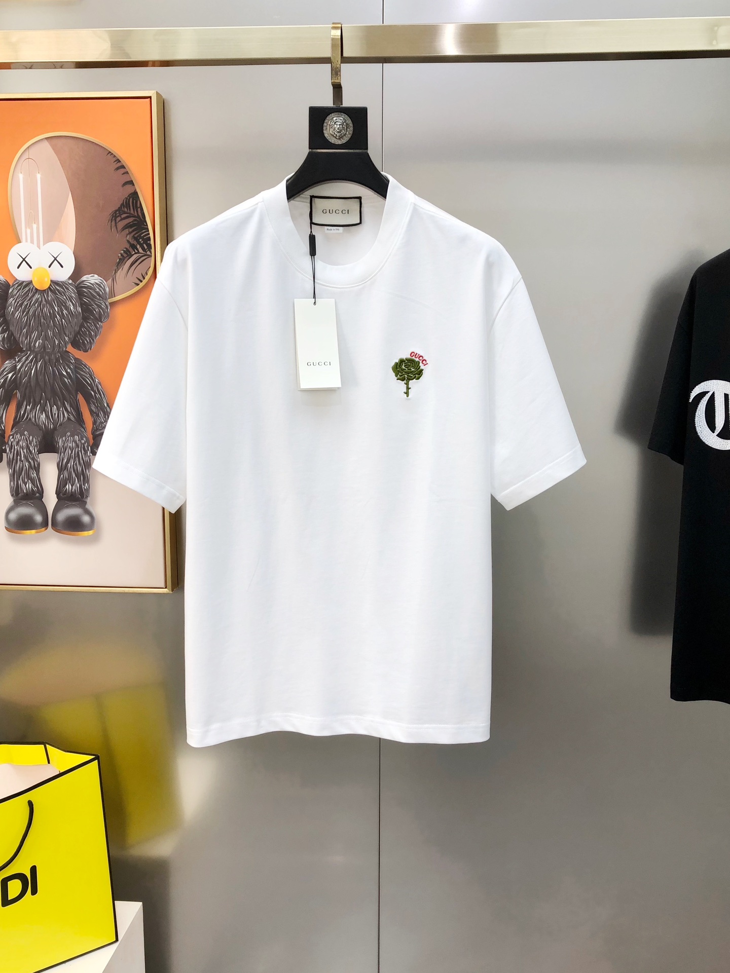 NO:732586,G*cci Gucci 2025 spring and summer new original men's round neck short-sleeved T-shirt, sold at the same time at the counter, popular high-end quality, high version OS wide version, three-dimensional embroidery logo pattern design on the chest, custom imported double-ply pure cotton fabric, soft and delicate feel, comfortable to wear, the upper body is very handsome and stylish, three standards are available, all sizes S-3XL (too large, the largest size can wear about 220 pounds)  Please state your height and weight when placing an order) Next day shipment Black White, T-shirt, tees, t-shirt,19860909G*cci 古齐2025春夏新款原单男士圆领短袖T恤 专柜同步售卖 爆款高端品质 高版本 OS版型阔版 胸前立体刺绣logo图案设计 定制进口双股纯棉面料 手感柔软细腻 穿着亲肤舒适 代工厂精细做上身非常帅气有型 三标齐 全 尺码S-3XL（偏大 最大码可穿220斤左右 下单请报身高体重) 隔天出货 黑色 白色,,T-shirt,tees，t-shirt,,Men's clothing