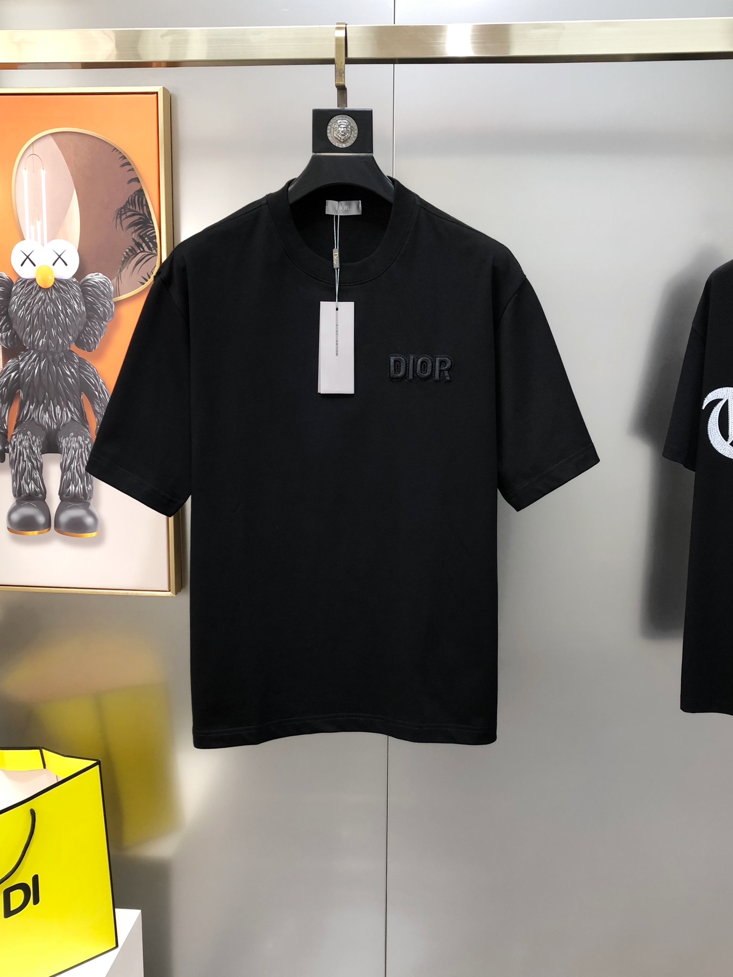 NO:732592,D*or Dior's 2025 spring and summer new original men's round neck short-sleeved T-shirts are sold at the same time. Popular high-end quality. High version OS wide version. Three-dimensional embroidered letter logo design. Customized imported double-ply cotton fabric. Soft and delicate feel. Skin-friendly and comfortable to wear. The upper body is made by the factory and is very handsome and stylish. All three standards are available. Sizes S-3XL (too large. The maximum size can wear about 220 pounds. Please indicate your height and weight when placing an order)  Next day shipping black white, dior, T-shirt, tees, t-shirt,19860909D*or 迪奥2025春夏新款原单男士圆领短袖T恤 专柜同步售卖 爆款高端品质 高版本 OS版型阔版 贴布立体刺绣字母logo设计 定制进口双股纯棉面料 手感柔软细腻 穿着亲肤舒适 代工厂精细做上身非常帅气有型 三标齐 全 尺码S-3XL（偏大 最大码可穿220斤左右 下单请报身高体重) 隔天出货 黑色 白色,,dior,T-shirt,tees，t-shirt,,Men's clothing