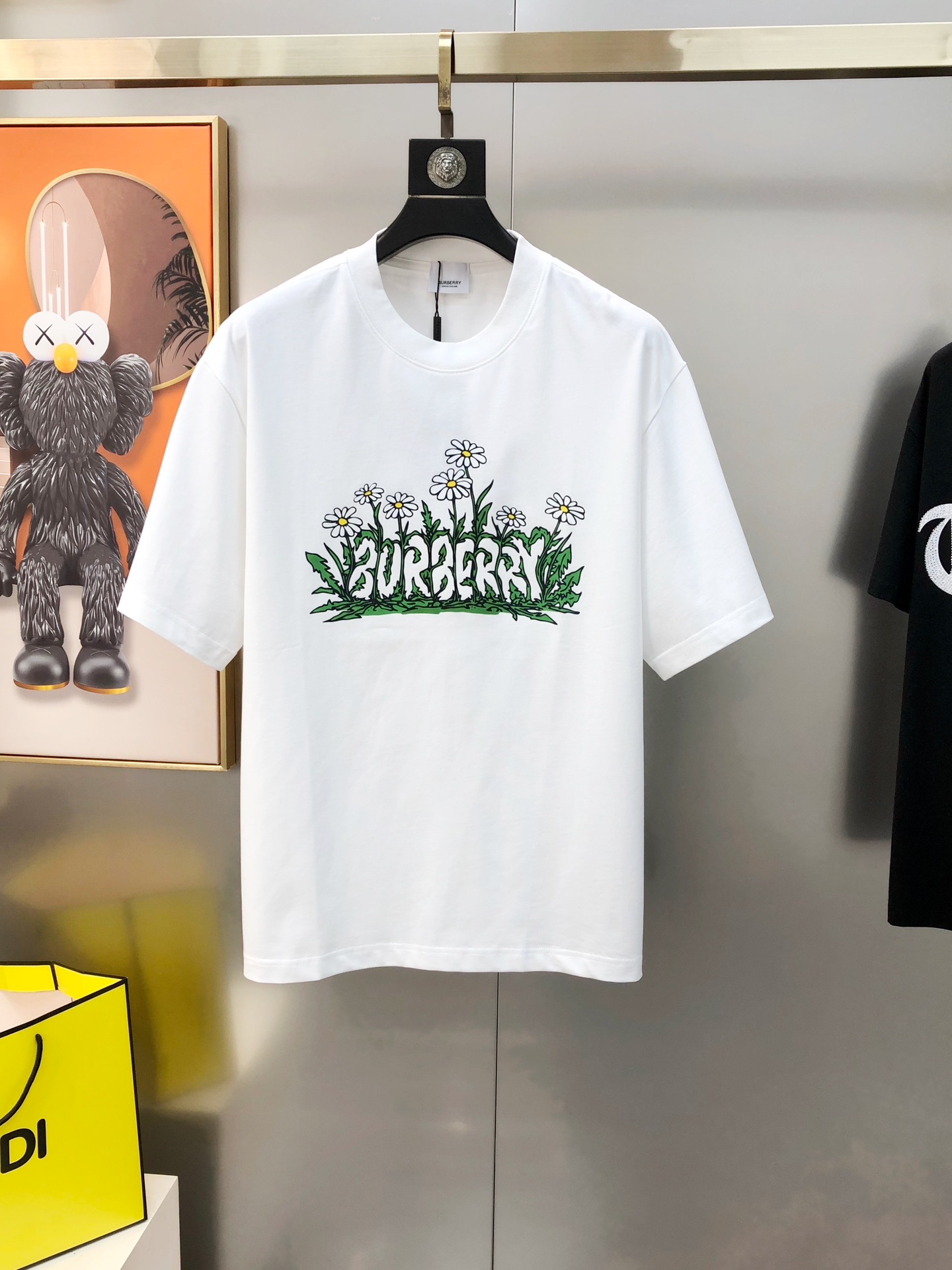 NO:732598,BURBE** Burberry's new 2025 spring and summer original men's round neck short-sleeved T-shirts are sold at the same time at the counter. Popular high-end quality. High version OS wide version. Offset printed letter logo design. Customized imported double-ply cotton fabric. Soft and delicate feel. Skin-friendly and comfortable to wear. The upper body is made by the factory and is very handsome and stylish. All three standards are available. Sizes S-3XL (too large. The largest size can wear about 220 pounds)  Please state your height and weight when placing an order) Next day shipment, 3 colors available, burberry, burberry, T-shirt, tees, t-shirt,19860909BURBE** 巴宝莉2025春夏新款原单男士圆领短袖T恤 专柜同步售卖 爆款高端品质 高版本 OS版型阔版 印胶印花字母logo图案设计 定制进口双股纯棉面料 手感柔软细腻 穿着亲肤舒适 代工厂精细做上身非常帅气有型 三标齐 全 尺码S-3XL（偏大 最大码可穿220斤左右 下单请报身高体重) 隔天出货 3色可选,,burberry,burberry,T-shirt,tees，t-shirt,,Men's clothing