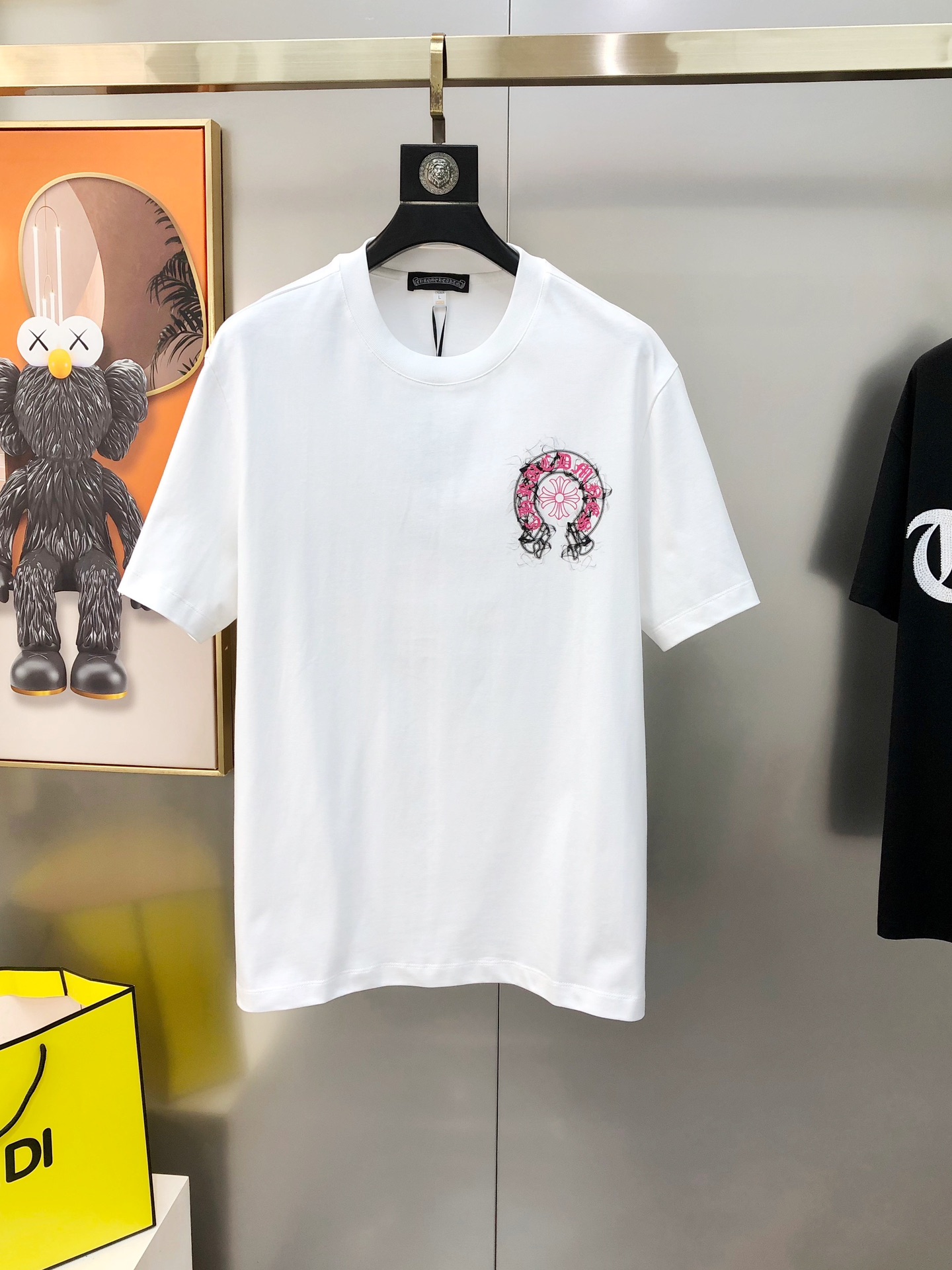 NO:732604,Kroxin's 2025 spring and summer new original men's round neck short-sleeved T-shirts are sold at the same time at the counter. Popular high-end quality. High version OS wide version. Direct printing Sanskrit logo design. Customized imported double-ply cotton fabric. Soft and delicate feel. Skin-friendly and comfortable to wear. The upper body is made by the factory. It is very handsome and stylish. Size M-3XL (too large. The maximum size can wear about 200 kilograms. Please state your height and weight when placing an order). Black White Dark Gray  Next day shipping,,chrome hearts,T-shirt,tees,t-shirt,19860909克罗心2025春夏新款原单男士圆领短袖T恤 专柜同步售卖 爆款高端品质 高版本 OS版型阔版 直喷印花梵文logo图案设计 定制进口双股纯棉面料 手感柔软细腻 穿着亲肤舒适 代工厂精细做上身非常帅气有型 尺码M-3XL（偏大 最大码可穿200斤左右 下单请报身高体重) 黑色 白色 深灰色 隔天出货,,chrome hearts,T-shirt,tees，t-shirt,,Men's clothing