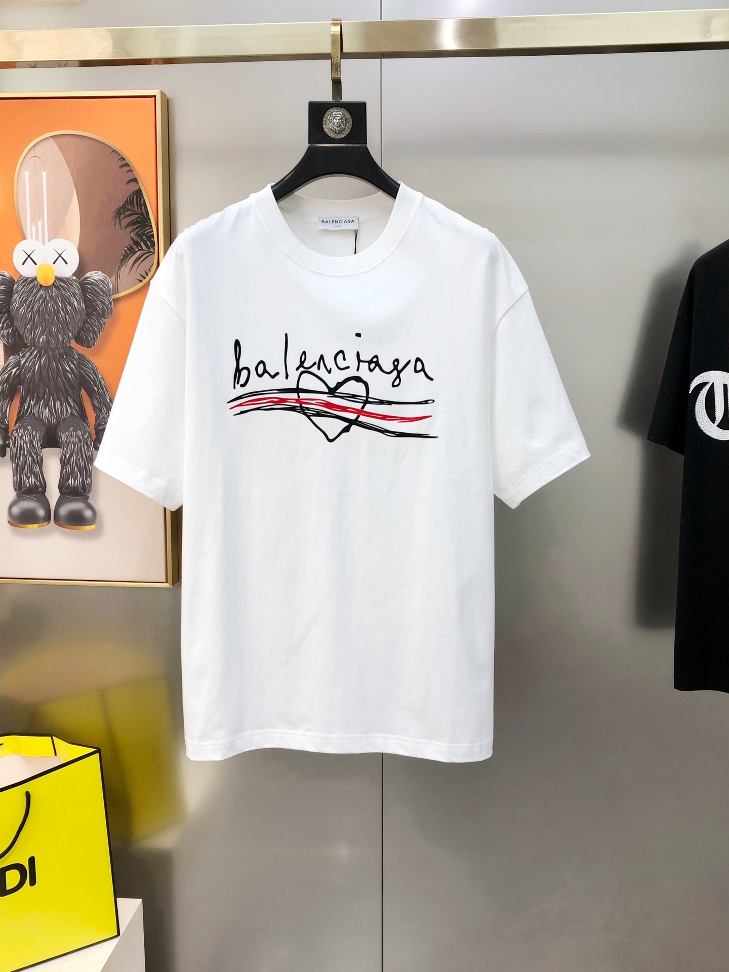 NO:732622,Bal*nciaga Balenciaga 2025 spring and summer new original men's round neck short-sleeved T-shirt, sold at the same time, popular high-end quality, high version OS wide version, three-dimensional printed rubber letter logo design, custom imported double-ply cotton fabric, soft and delicate feel, comfortable to wear, factory finely made upper body, very handsome and stylish, size S-2XL (too large, the maximum size can wear about 200 kilograms, please state your height and weight when placing an order) Black White  Next day shipping,,balenciaga,T-shirt,tees,t-shirt,19860909Bal*nciaga 巴黎世家2025春夏新款原单男士圆领短袖T恤 专柜同步售卖 爆款高端品质 高版本 OS版型阔版 立体印胶字母logo图案设计 定制进口双股纯棉面料 手感柔软细腻 穿着亲肤舒适 代工厂精细做上身非常帅气有型 尺码S-2XL（偏大 最大码可穿200斤左右 下单请报身高体重) 黑色 白色 隔天出货,,balenciaga,T-shirt,tees，t-shirt,,Men's clothing