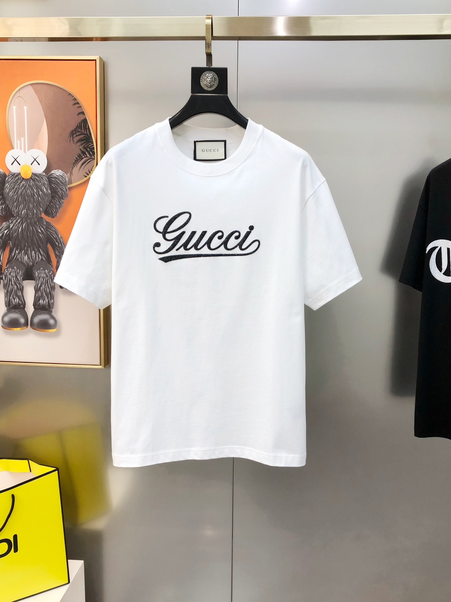 NO:732616,G*cci Gucci 2025 spring and summer new original men's round neck short-sleeved T-shirt, sold at the same time at the counter, popular high-end quality, high version OS wide version, three-dimensional printed rubber stamping letter logo design, custom imported double-ply pure cotton fabric, soft and delicate feel, comfortable to wear, factory finely made upper body, very handsome and stylish, size S-2XL (too large, the maximum size can wear about 200 pounds, please state your height and weight when placing an order) Black White  Next day shipping, T-shirt, tees, t-shirt,19860909G*cci 古齐2025春夏新款原单男士圆领短袖T恤 专柜同步售卖 爆款高端品质 高版本 OS版型阔版 立体印胶烫金字母logo设计 定制进口双股纯棉面料 手感柔软细腻 穿着亲肤舒适 代工厂精细做上身非常帅气有型 尺码S-2XL（偏大 最大码可穿200斤左右 下单请报身高体重) 黑色 白色 隔天出货,,T-shirt,tees，t-shirt,,Men's clothing