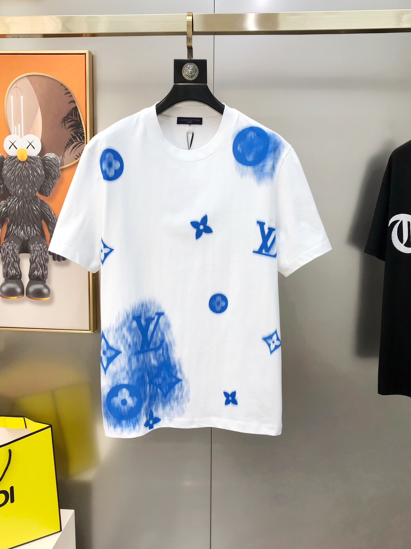 NO:732635,LV Louis Vuitton's 2025 spring and summer new original men's round neck short-sleeved T-shirts are sold at the same time at the counter. Popular high-end quality. High version OS wide version. Front direct printing logo design. Customized imported double-ply cotton fabric. Soft and delicate feel. Skin-friendly and comfortable to wear. The upper body is made by the factory and is very handsome and stylish. Size M-3XL (too large. The maximum size can wear about 200 pounds. Please indicate your height and weight when placing an order).  Next day shipping,,louis vuitton,louis vuitton,T-shirt,tees,t-shirt,19860909LV 路易威登2025春夏新款原单男士圆领短袖T恤 专柜同步售卖 爆款高端品质 高版本 OS版型阔版 前幅直喷印花logo设计 定制进口双股纯棉面料 手感柔软细腻 穿着亲肤舒适 代工厂精细做上身非常帅气有型 尺码M-3XL（偏大 最大码可穿200斤左右 下单请报身高体重) 黑色 白色 隔天出货,,louis vuitton,louis vuitton,T-shirt,tees，t-shirt,,Men's clothing