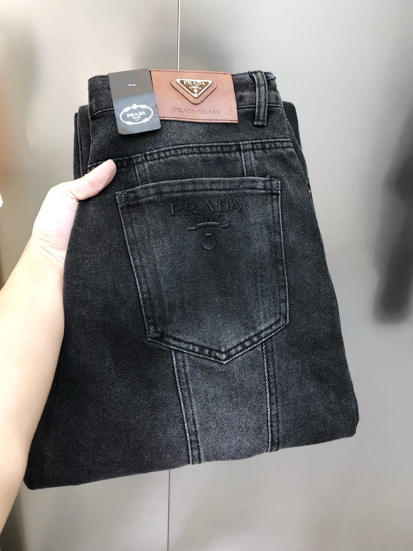 NO:732651,P*ADA 2025 spring and summer new men's loose straight jeans, official website synchronization, popular high-end customization, original order, simple and fashionable three-dimensional printed rubber letter logo design on the back trouser pocket, custom imported denim washed denim pure cotton fabric, original accessories, fine workmanship, cool and energetic, soft and delicate, comfortable and breathable, extremely high matching rate, durability rate is amazing, counter quality, super handsome upper body, size 28-38  No 35,37 next day shipping,,prada,jeans,19860909P*ADA 普拉哒2025春夏新款男士宽松直筒牛仔裤 官网同步 爆款高端定制 原单狠货 简洁时尚后裤袋立体印胶字母logo设计 定制进口丹宁水洗牛仔纯棉面料 原版辅料 做工精细 酷劲活力十足 柔软细腻 舒适透气 搭配率极高 耐穿率爆表 专柜品质 上身超帅气 有型 码数28-38码 无35,37隔天出货,,prada,jeans,,Men's clothing