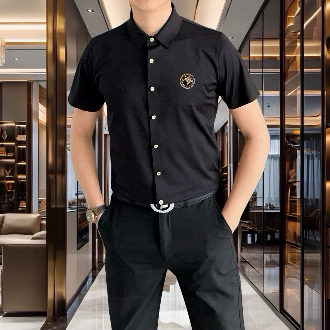 NO:732649,Stephen's 2025 spring and summer new men's original casual short-sleeved shirts are on sale simultaneously on the official website. Simple, fashionable and versatile, high-end quality seamless cutting edge, patch embroidery logo design, custom imported nylon tencel cotton fabric, high elasticity, no wrinkles, custom hardware accessories, comfortable to wear, breathable, high grade and texture, simple and decent, fashionable without losing personality, the upper body is casual, handsome and stylish  Shows the temperament of a big brand. Sizes M-4XL (the maximum wear is about 195 pounds. Please state your height and weight when placing an order). Ships next day, shirts, T-shirts,19860909史蒂芬2025春夏新款男士原单休闲短袖衬衫 官网同步发售 简洁时尚百搭 高端品质无缝切割包边 贴布刺绣logo图案设计 定制进口锦氨天丝棉面料 弹力大 不起皱 定制五金辅料 穿着舒适 透气 档次高很有质感 简单大方得体 时尚不失个性 上身休闲随性 帅气有型 彰显大牌气质.尺码M-4XL（最大可穿195斤左右 下单请报身高体重)隔天出货,,shirts,T-shirt,,Men's clothing