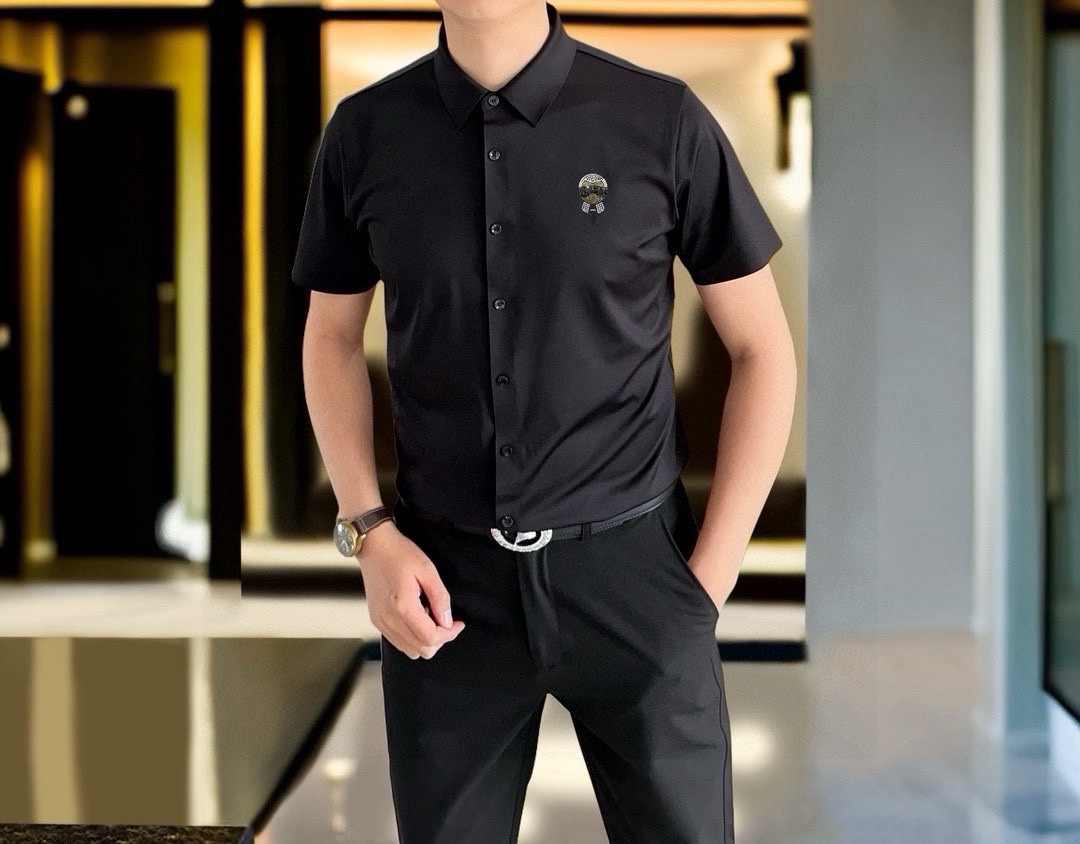 NO:732627,FD Fendi 2025 spring and summer new men's original casual short-sleeved shirts are on sale simultaneously on the official website. Simple, fashionable and versatile, high-end quality seamless cutting edge, hot diamond Galeries Lafayette logo design, custom imported nylon ammonia Tencel cotton fabric, high elasticity, no wrinkles, custom hardware accessories, comfortable to wear, breathable, high grade and texture, simple and decent, fashionable without losing personality, casual and casual upper body, handsome and stylish  Shows the temperament of a big brand. Sizes M-4XL (the maximum wear is about 195 pounds. Please indicate your height and weight when placing an order). Ships next day, fendi, shirts, T-shirts,19860909FD 芬迪2025春夏新款男士原单休闲短袖衬衫 官网同步发售 简洁时尚百搭 高端品质无缝切割包边 烫钻老佛爷logo图案设计 定制进口锦氨天丝棉面料 弹力大 不起皱 定制五金辅料 穿着舒适 透气 档次高很有质感 简单大方得体 时尚不失个性 上身休闲随性 帅气有型 彰显大牌气质.尺码M-4XL（最大可穿195斤左右 下单请报身高体重)隔天出货,,fendi,shirts,T-shirt,,Men's clothing