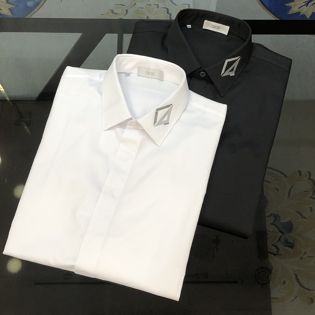 NO:732653,D*or Dior's new original men's business casual long-sleeved shirt is sold simultaneously on the official website. Slim fit, simple and versatile, high-end quality high-version three-dimensional embroidered letter logo design on the collar. Customized double-branch poplin cotton fabric. It feels soft and delicate. It is skin-friendly, comfortable and breathable. The texture and comfort of the fabric are at the peak. A must-have for overweight high-end elite businessmen. The OEM factory carefully makes simple, fashionable and versatile casual upper body. A must-have item for men.  Sizes 38-43＝S-3XL (please state your height and weight when placing an order) Black White Shipping next day, dior, shirts,19860909D*or 迪奥新款原单男士商务休闲长袖衬衫 官网同步售卖 修身版型 简约百搭 高端品质高版本领上立体刺绣字母logo设计 定制双股支府绸棉面料 手感柔软细腻 穿着亲肤舒适透气 面料质感与舒适度达到登峰造极 超重高端精英商务必入 代工厂精细做简约时尚百搭休闲 上身非常赞 男士必备单品 尺码38-43＝S-3XL（下单请报身高体重）黑色 白色 隔天出货,,dior,shirts,,Men's clothing