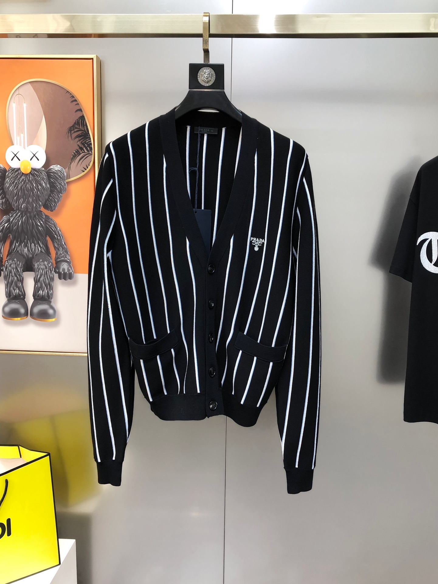 NO:732657,P*ADA 2025 new men's original knitted cardigan sweater, cardigan jacket, sold simultaneously at the counter, channel goods, high version hot style, fashionable and versatile, blue and white vertical stripes, embroidered letter logo design on the chest, customized imported long-staple cotton merino wool fabric, customized original hardware accessories, soft and delicate, excellent warmth retention, easy to highlight the temperament, versatile upper body and slimming!  The fabrics and factories we choose are all used by first-line brands. The upper body is finely made and looks very handsome. Size M-2XL (the largest size can wear about 190 pounds. Please indicate your height and weight when placing an order). Ships next day. Navy blue, prada, jackets & coats, sweaters,19860909P*ADA 普拉哒2025新款男士原单针织开衫毛衣 羊毛衫外套 柜台同步售卖 渠道货 高版本爆款 时尚百搭 蓝白条竖纹 胸前刺绣字母logo设计 定制进口长绒棉美丽奴羊毛面料 定制原版五金辅料 柔软细腻 保暖性优越 极易凸显出气质 ,上身百搭显瘦！我们所选择的面料及工厂都是一线品牌所使用的 精细做上身非常帅气 码数M-2XL（最大码可穿190斤左右 下单请报身高体重）隔天出货 藏青色,,prada,jackets & coats,sweaters,,Men's clothing