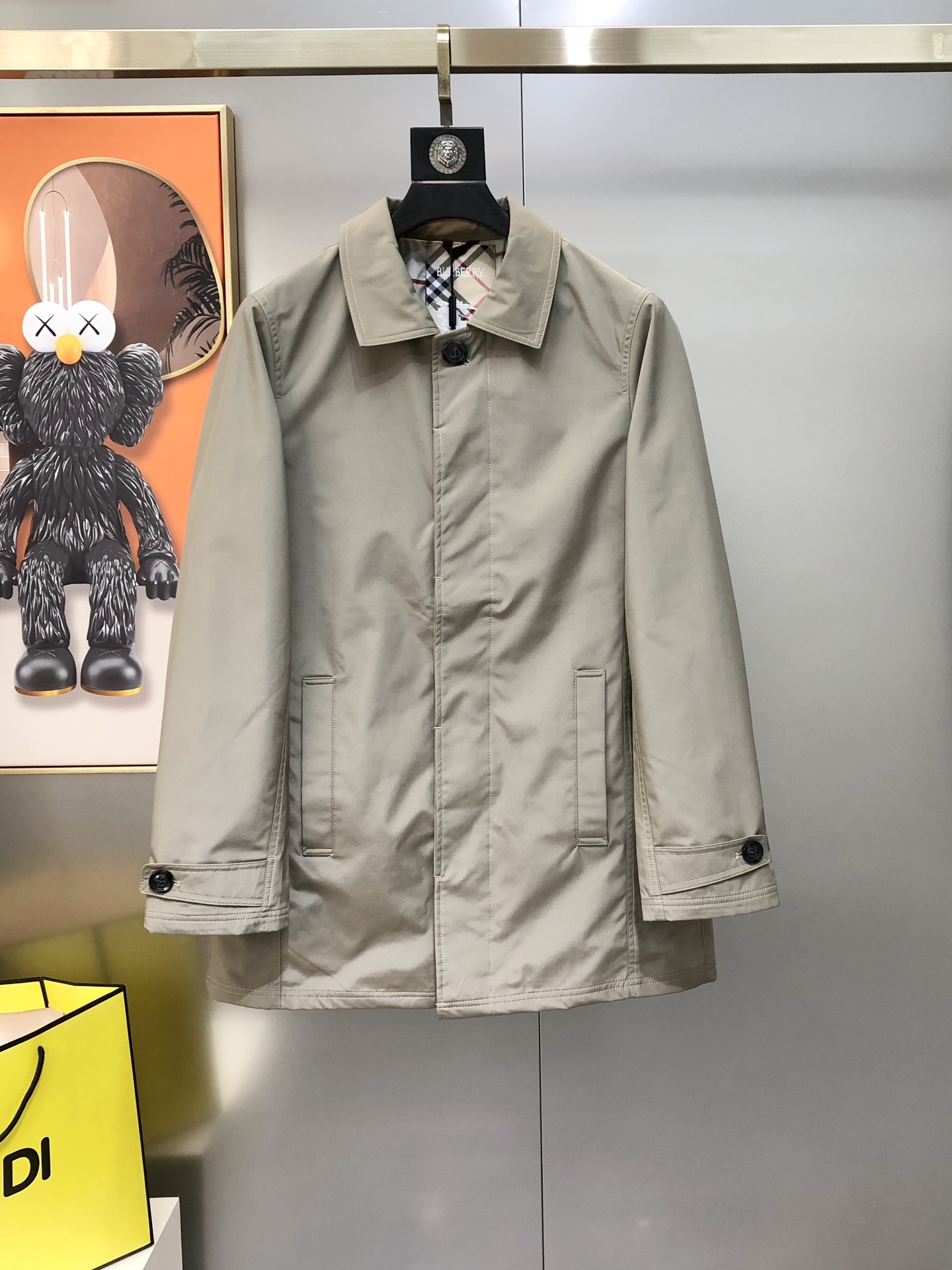 NO:732661,BURBE** Burberry's 2025 early autumn new original men's mid-length windbreaker lapel jacket, sold simultaneously on the official website, popular style, high version, simple, fashionable and versatile. Made of original imported polyester fiber memory fabric, which feels soft and delicate, and the upper body is comfortable. Imported hardware accessories are provided by customers. The OEM factory makes fine lines and smooth lines, exquisite craftsmanship, and awesome styles. It is very fashionable and handsome with any combination. Highly recommended!  Counter sizes M-3XL (the largest size can wear about 185 pounds. Please state your height and weight when placing an order). Next day shipment. Black khaki,,burberry,burberry,jackets & coats,jackets & coats,19860909BURBE** 巴宝莉2025早秋新款原单男士中长款风衣翻领夹克外套 官网同步售卖 爆款 高版本 简洁时尚百搭 采用原版进口聚酯纤维记忆面料手感柔软细腻 上身舒适 客供进口五金辅料配件,代工厂精细做线条流畅,工艺精致,版型超赞,随意搭配都非常时尚帅气强烈推荐哦！专柜尺码M-3XL（最大码可穿185斤左右 下单请报身高体重) 隔天出货 黑色 卡其色,,burberry,burberry,jackets & coats,jackets & coats,,Men's clothing