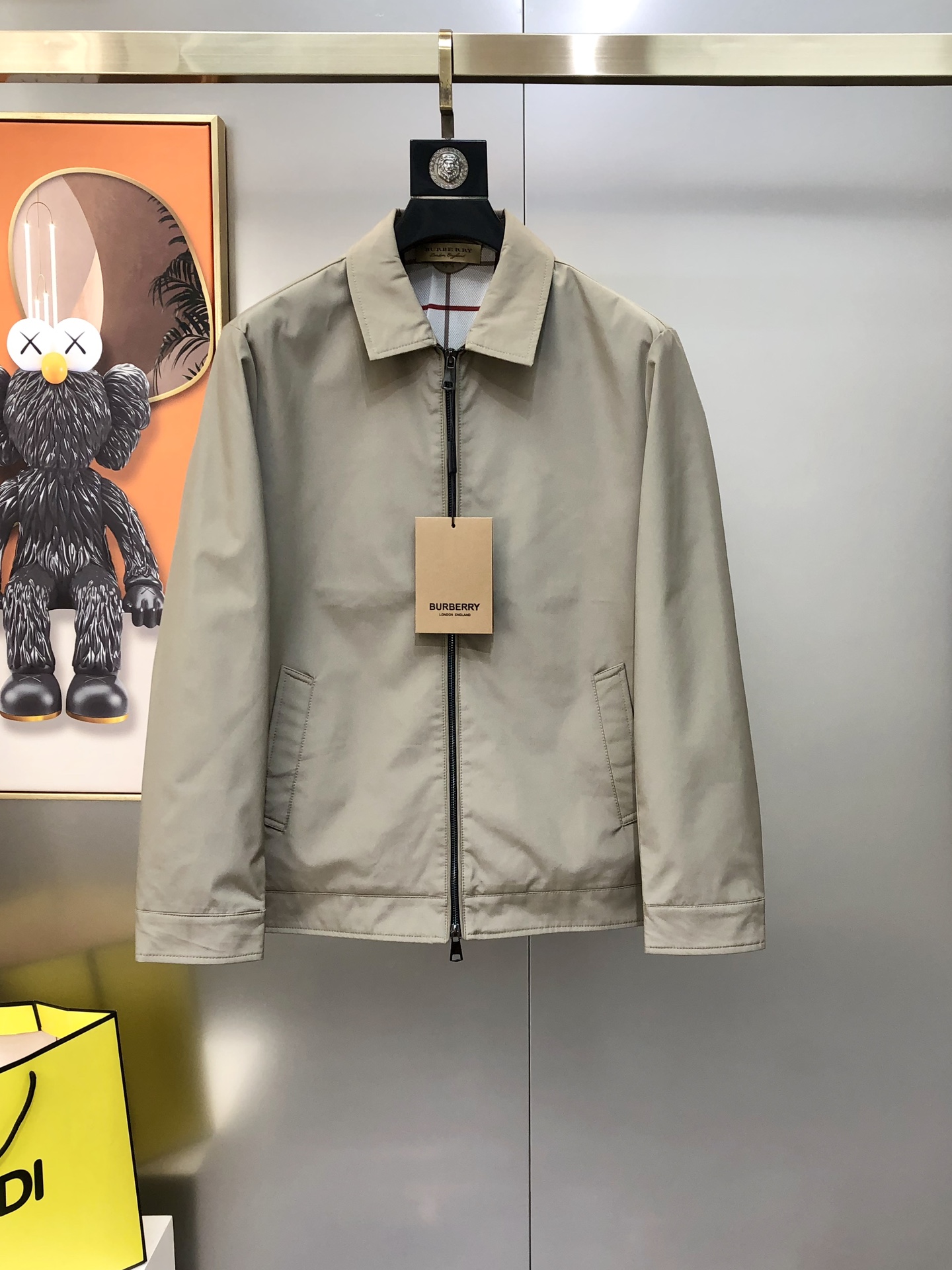 NO:732665,BURBE** Burberry's new 2025 early autumn original men's lapel jacket, sold simultaneously on the official website, popular model, high version, simple, fashionable and versatile. Made of original imported polyester fiber memory fabric, which feels soft and delicate, and the upper body is comfortable. Imported hardware accessories are provided by customers. The OEM factory makes fine lines and smooth lines, exquisite craftsmanship, and awesome styles. It is very fashionable and handsome with any combination. Highly recommended!  Counter sizes M-3XL (the largest size can wear about 185 pounds. Please state your height and weight when placing an order). Next day shipment. Black khaki,,burberry,burberry,jackets & coats,jackets & coats,19860909BURBE** 巴宝莉2025早秋新款原单男士翻领夹克外套 官网同步售卖 爆款 高版本 简洁时尚百搭 采用原版进口聚酯纤维记忆面料手感柔软细腻 上身舒适 客供进口五金辅料配件,代工厂精细做线条流畅,工艺精致,版型超赞,随意搭配都非常时尚帅气强烈推荐哦！专柜尺码M-3XL（最大码可穿185斤左右 下单请报身高体重) 隔天出货 黑色 卡其色,,burberry,burberry,jackets & coats,jackets & coats,,Men's clothing