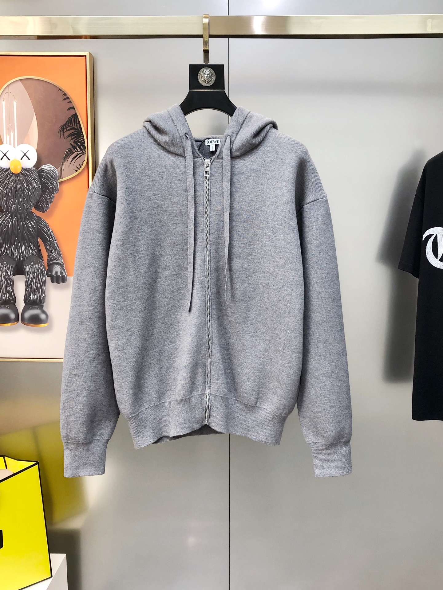 NO:729189,L*EWE Luo Yiwei's 2025 new men's and women's original single cardigan sweater, hooded zipper jacket and woolen sweater, sold simultaneously at the counter, channel goods, high version hot style, fashionable and versatile, embroidered embossed logo pattern design on the back, custom imported long-staple cotton merino wool fabric, soft and delicate, superior warmth, easy to highlight your temperament, versatile and slimming on the upper body!  The fabrics and factories we choose are all used by first-line brands. The upper body is finely made and looks very handsome. Size S-XL (the largest size can wear about 190 pounds. Please indicate your height and weight when placing an order). Next day shipment. Black, gray, loewe, jackets & coats, sweaters, hats,19860909L*EWE 罗意葳2025新款男女同款原单开衫毛衣 连帽拉链外套羊毛衫 柜台同步售卖 渠道货 高版本爆款 时尚百搭 后背刺绣压花logo图案设计 定制进口长绒棉美丽奴羊毛面料 柔软细腻 保暖性优越 极易凸显出气质 ,上身百搭显瘦！我们所选择的面料及工厂都是一线品牌所使用的 精细做上身非常帅气 码数S-XL（最大码可穿190斤左右 下单请报身高体重）隔天出货 黑色 灰色,,loewe,jackets & coats,sweaters,hats,,Men's clothing