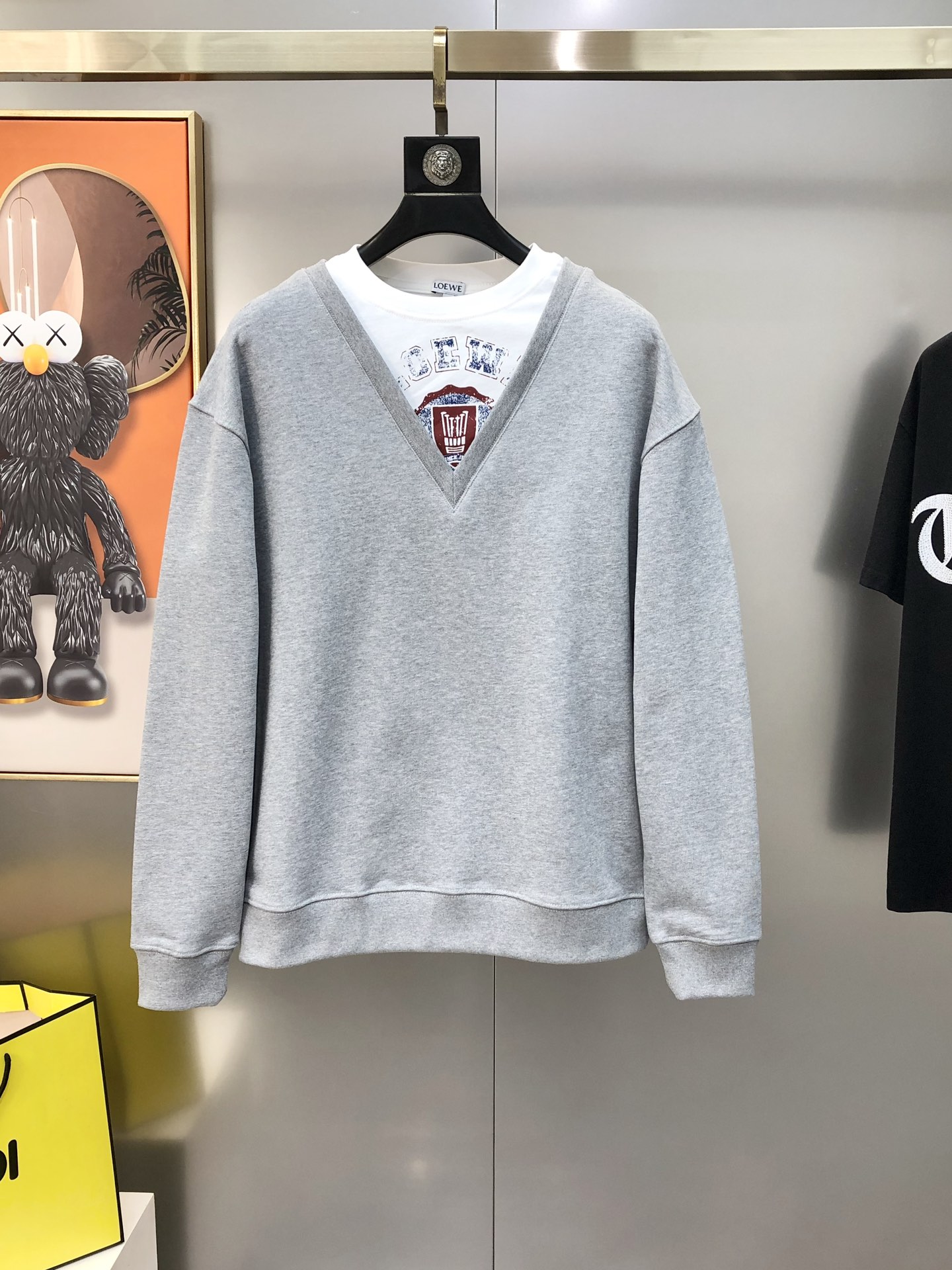 NO:729182,L*EWE Luo Yiwei 2025 autumn and winter new original men's sweatshirt official website style Fashionable and versatile OS loose and oversized version hard goods High-end customization High version jia two-piece design with printed letters and embroidered logo pattern on the back Original imported 420g double-strand pure cotton fabric Super soft and delicate feel Skin-friendly and comfortable to wear The factory makes high-end boutiques with precision The upper body is very good Men's must-have item Complete with three standards Size S-XL (too large)  The largest size can fit around 5 pounds. Please state your height and weight when placing an order.) Ships next day. Royal blue, gray, loewe, hoodie, sweatshirts,19860909L*EWE 罗意葳2025秋冬新款原单男士卫衣 官网款 时尚百搭爆款OS宽松偏大版型狠货 高端定制 高版本jia两件设计印花字母后背刺绣logo图案 原版进口420克双股纯棉面料 手感超柔软细腻 穿着亲肤舒适 代工厂精细做高端精品 上身非常赞 男士必备单品 三标齐全 码数S-XL（偏大 最大码可穿斤左右 下单请报身高体重)隔天出货 宝蓝色 灰色,,loewe,hoodie,sweatshirts,,Men's clothing