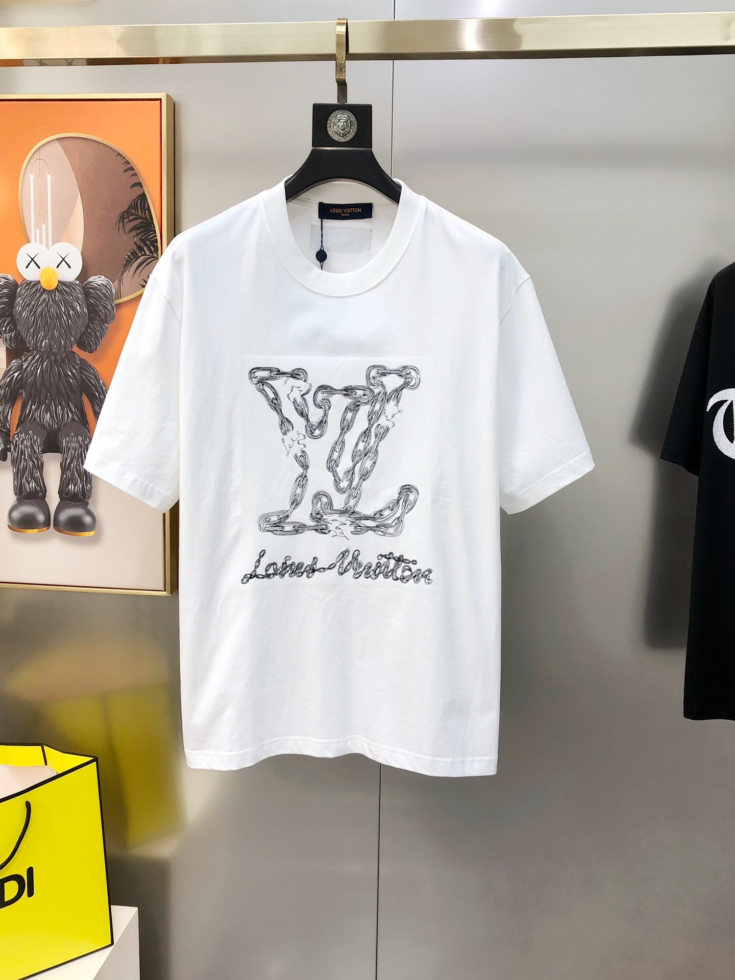 NO:729202,LV Louis Vuitton's 2025 spring and summer new original men's round neck short-sleeved T-shirts are sold at the same time at the counter. Popular high-end quality. High version OS wide version. Three-dimensional embroidered letter logo design. Customized imported double-ply cotton fabric. Soft and delicate feel. Skin-friendly and comfortable to wear. The upper body is made by the factory and is very handsome and stylish. All three standards are available. Sizes  Black white next day shipping, louis vuitton, louis vuitton, T-shirt, tees, t-shirt,19860909LV 路易威登2025春夏新款原单男士圆领短袖T恤 专柜同步售卖 爆款高端品质 高版本 OS版型阔版 立体刺绣字母logo图案设计 定制进口双股纯棉面料 手感柔软细腻 穿着亲肤舒适 代工厂精细做上身非常帅气有型 三标齐 全 尺码XS-XL（偏大 最大码可穿200斤左右 下单请报身高体重) 黑色 白色 隔天出货,,louis vuitton,louis vuitton,T-shirt,tees，t-shirt,,Men's clothing