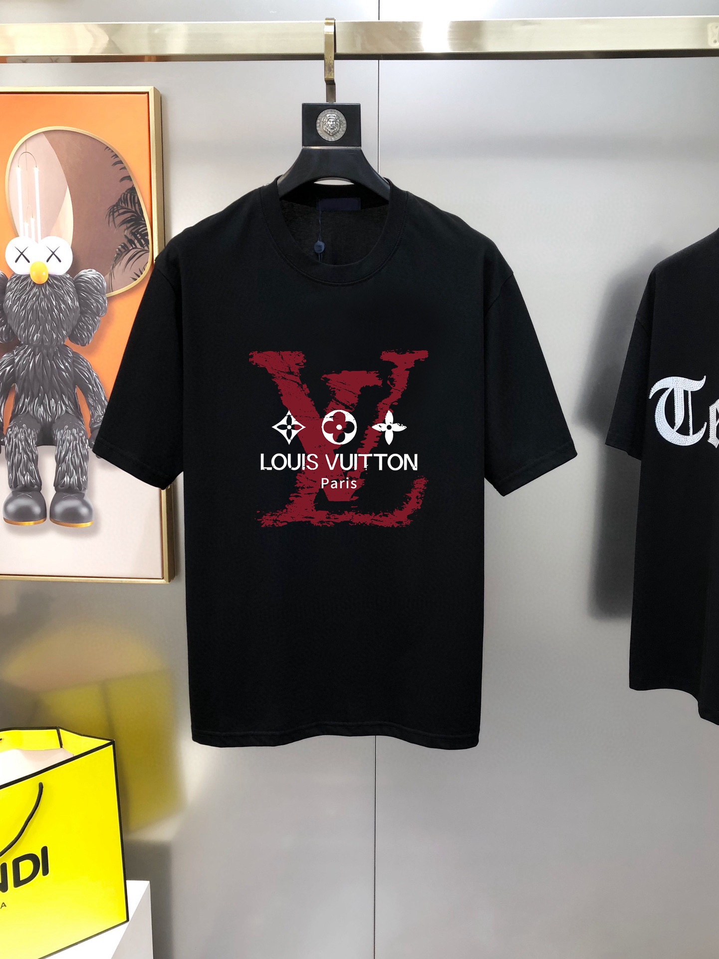 NO:729134,LV Louis Vuitton 2025 spring and summer new original men's round neck short-sleeved T-shirts are sold at the same time at the counter. Attention to details, the fabric is popular and high-end quality. High version OS version wide version. Offset printed letter logo pattern design. Customized imported 95 pure cotton 5 Tencel cotton blended fabric. Soft and delicate feel. Skin-friendly and comfortable to wear. The upper body is finely made by the factory and is very handsome and stylish. Size S-2XL (too large. The largest size can wear about 200 pounds.  Please state your height and weight when placing an order) Black White Blue Ships next day, louis vuitton, louis vuitton, T-shirt, tees, t-shirt,19860909LV 路易威登2025春夏新款原单男士圆领短袖T恤 专柜同步售卖 注意细节面料爆款高端品质 高版本 OS版型阔版 印胶印花字母logo图案设计 定制进口95纯棉5天丝棉混纺面料 手感柔软细腻 穿着亲肤舒适 代工厂精细做上身非常帅气有型 尺码S-2XL（偏大 最大码可穿200斤左右 下单请报身高体重) 黑色 白色 蓝色 隔天出货,,louis vuitton,louis vuitton,T-shirt,tees，t-shirt,,Men's clothing