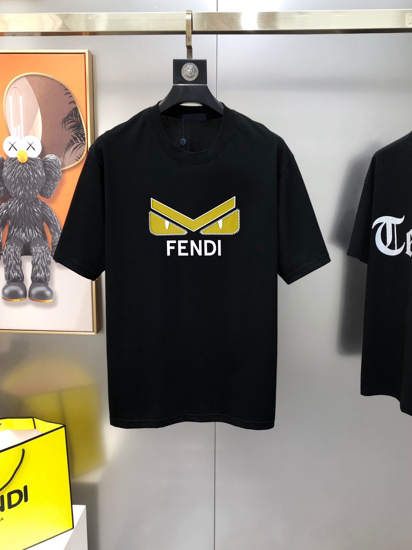 NO:729144,FD Fendi 2025 spring and summer new original men's round neck short-sleeved T-shirt is sold at the same time at the counter. Attention to details, the fabric is popular and high-end quality. High version OS version wide version. Adhesive printed letters and cute eye logo design. Customized imported 95 pure cotton 5 Tencel cotton blended fabric. Soft and delicate feel. Skin-friendly and comfortable to wear. The upper body is made by the factory and is very handsome and stylish. Size S-2XL (too large. The largest size can wear about 200 pounds.  Please state your height and weight when placing an order) Black White Blue Shipping next day, fendi, T-shirt, tees, t-shirt,19860909FD 芬迪2025春夏新款原单男士圆领短袖T恤 专柜同步售卖 注意细节面料爆款高端品质 高版本 OS版型阔版 印胶印花字母萌眼logo图案设计 定制进口95纯棉5天丝棉混纺面料 手感柔软细腻 穿着亲肤舒适 代工厂精细做上身非常帅气有型 尺码S-2XL（偏大 最大码可穿200斤左右 下单请报身高体重) 黑色 白色 蓝色 隔天出货,,fendi,T-shirt,tees，t-shirt,,Men's clothing