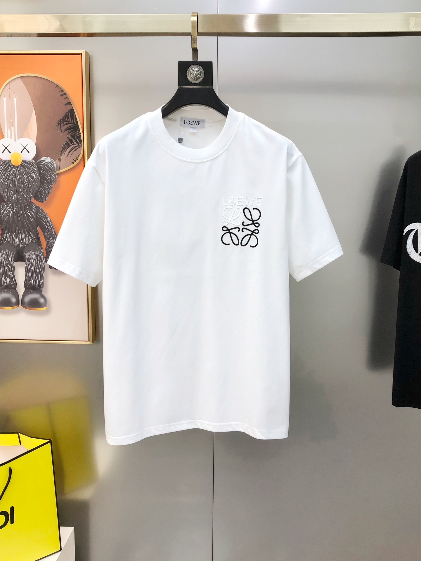 NO:729153,L*EWE Luo Yiwei's new 2025 spring and summer original men's round neck short-sleeved T-shirts are sold simultaneously at the counter. Popular high-end quality. High version. Three-dimensional printed rubber letter logo design. Customized imported pure cotton fabric. Soft and delicate feel. Skin-friendly and comfortable to wear. The upper body is made by the factory and is very handsome and stylish. Size M-4XL (normal version, the maximum size can wear about 200 pounds. Please state your height and weight when placing an order). Black White  Next day shipping, loewe, T-shirt, tees, t-shirt,19860909L*EWE 罗意葳2025春夏新款原单男士圆领短袖T恤 专柜同步售卖 爆款高端品质 高版本 立体印胶字母logo图案设计 定制进口纯棉面料 手感柔软细腻 穿着亲肤舒适 代工厂精细做上身非常帅气有型 尺码M-4XL（正常版型 最大码可穿200斤左右 下单请报身高体重) 黑色 白色 隔天出货,,loewe,T-shirt,tees，t-shirt,,Men's clothing