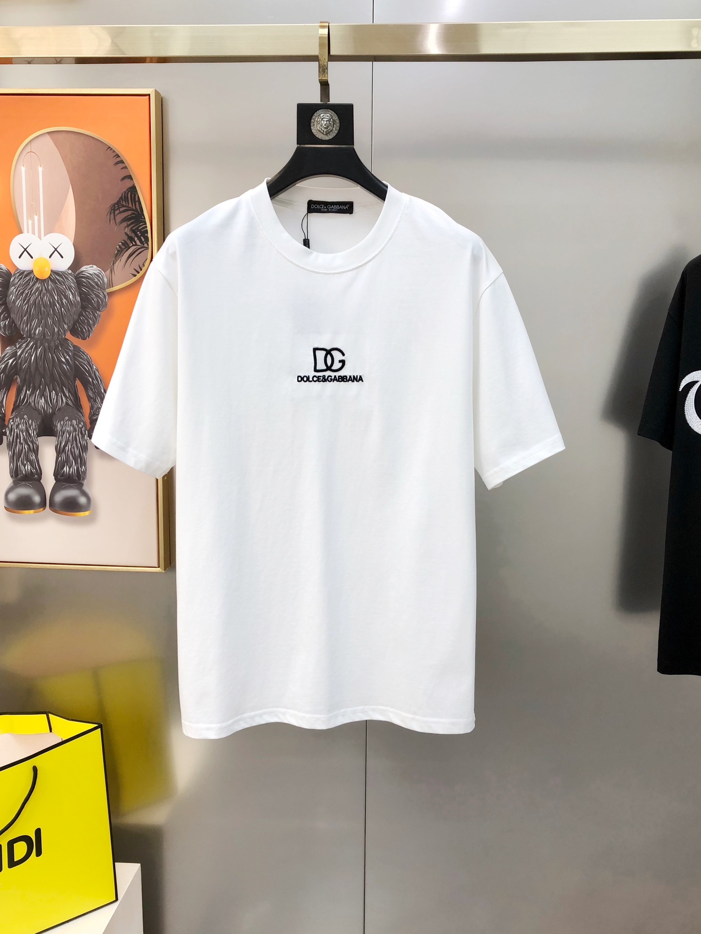 NO:729163,DG Dolce & Gabbana 2025 spring and summer new original men's round neck short-sleeved T-shirts are sold at the same time at the counter. Attention to details, the fabric is popular and high-end quality. High version OS wide version. Three-dimensional embroidered letter logo design. Customized imported 95 pure cotton 5 Tencel cotton blended fabric. It feels soft and delicate. It is skin-friendly and comfortable to wear. The upper body is finely made by the factory and is very handsome and stylish. Sizes S-2XL (too large. The largest size can wear about 200 pounds)  Please state your height and weight when placing an order) Black White Shipping next day, Dolce&Gabbana, T-shirt, tees, t-shirt,19860909DG 杜嘉班纳2025春夏新款原单男士圆领短袖T恤 专柜同步售卖 注意细节面料爆款高端品质 高版本 OS版型阔版 立体刺绣字母logo设计 定制进口95纯棉5天丝棉混纺面料 手感柔软细腻 穿着亲肤舒适 代工厂精细做上身非常帅气有型 尺码S-2XL（偏大 最大码可穿200斤左右 下单请报身高体重) 黑色 白色 隔天出货,,Dolce&Gabbana,T-shirt,tees，t-shirt,,Men's clothing