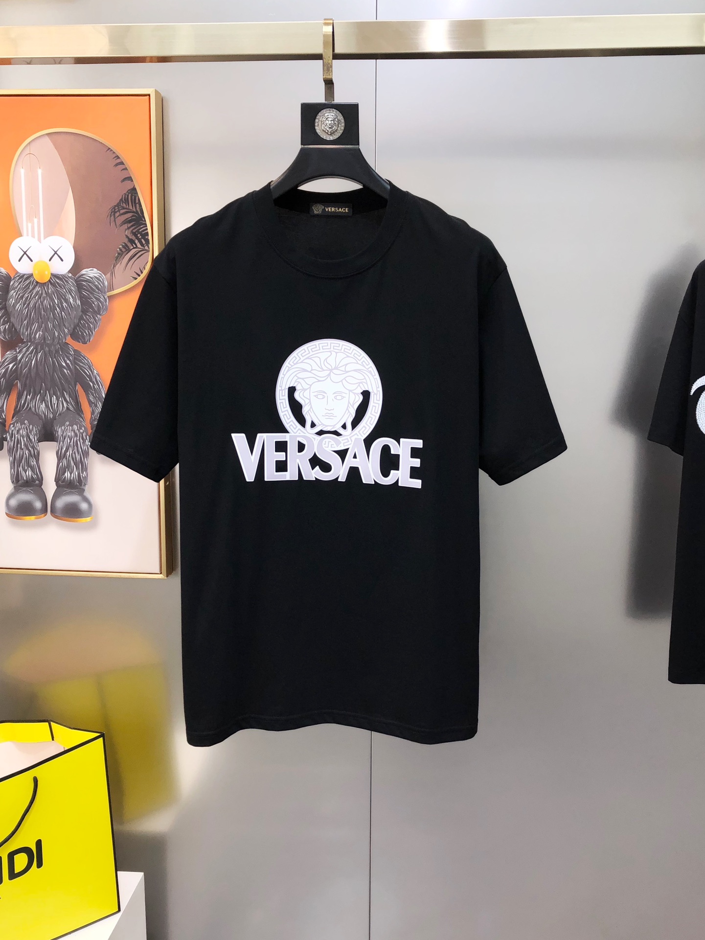 NO:729171,V*rsace Versace 2025 spring and summer new original men's round neck short-sleeved T-shirt. Simultaneous sales at counters. Pay attention to details. Fabrics are hot-selling and high-end quality. High version OS wide version. Three-dimensional printed rubber letters logo Medusa pattern design. Custom imported 95 pure cotton 5 Tencel cotton blended fabric. Soft and delicate feel. Skin-friendly and comfortable to wear. The upper body is finely made by the factory and is very handsome and stylish. Size S-2XL (too large. The largest size can wear about 200 pounds.  Please state your height and weight when placing an order) Black White Blue Ships next day, versace, T-shirt, tees, t-shirt,19860909V*rsace 范思哲2025春夏新款原单男士圆领短袖T恤 专柜同步售卖 注意细节面料爆款高端品质 高版本 OS版型阔版 立体印胶字母logo美杜莎图案设计 定制进口95纯棉5天丝棉混纺面料 手感柔软细腻 穿着亲肤舒适 代工厂精细做上身非常帅气有型 尺码S-2XL（偏大 最大码可穿200斤左右 下单请报身高体重) 黑色 白色 蓝色 隔天出货,,versace,T-shirt,tees，t-shirt,,Men's clothing