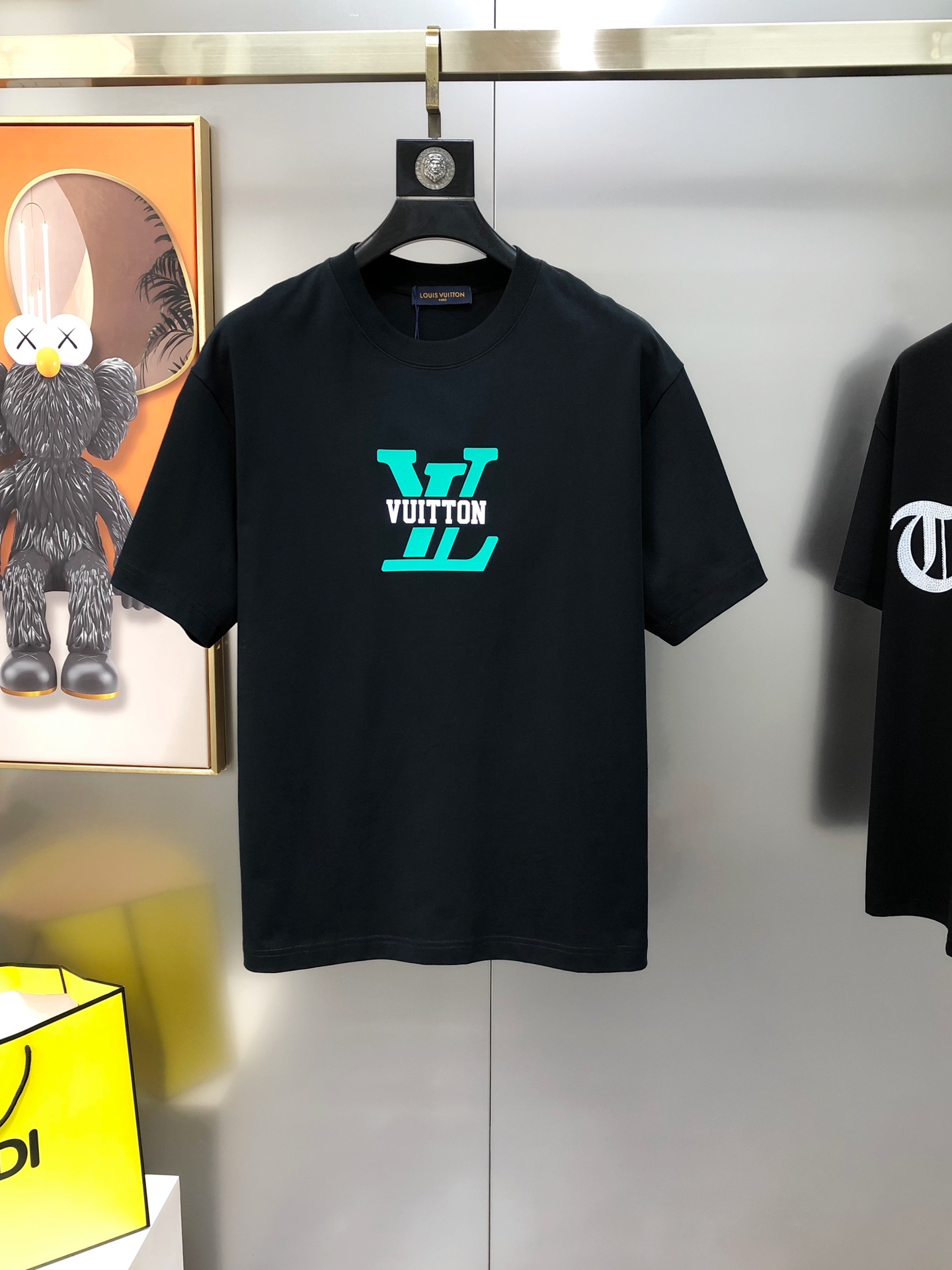 NO:729127,LV Louis Vuitton's 2025 spring and summer new original men's round neck short-sleeved T-shirts are sold at the same time at the counter. Popular high-end quality. High version OS wide version. Three-dimensional printed rubber letter logo design on the chest, front and back. Customized imported double-ply cotton fabric. Soft and delicate feel. Skin-friendly and comfortable to wear. Factory-made upper body is very handsome and stylish. Size S-2XL (too large. The maximum size can wear about 200 kilograms. Please state your height and weight when placing an order). Black White  Next day shipping,,louis vuitton,louis vuitton,T-shirt,tees,t-shirt,19860909LV 路易威登2025春夏新款原单男士圆领短袖T恤 专柜同步售卖 爆款高端品质 高版本 OS版型阔版 胸前后背立体印胶字母logo图案设计 定制进口双股纯棉面料 手感柔软细腻 穿着亲肤舒适 代工厂精细做上身非常帅气有型 尺码S-2XL（偏大 最大码可穿200斤左右 下单请报身高体重) 黑色 白色 隔天出货,,louis vuitton,louis vuitton,T-shirt,tees，t-shirt,,Men's clothing