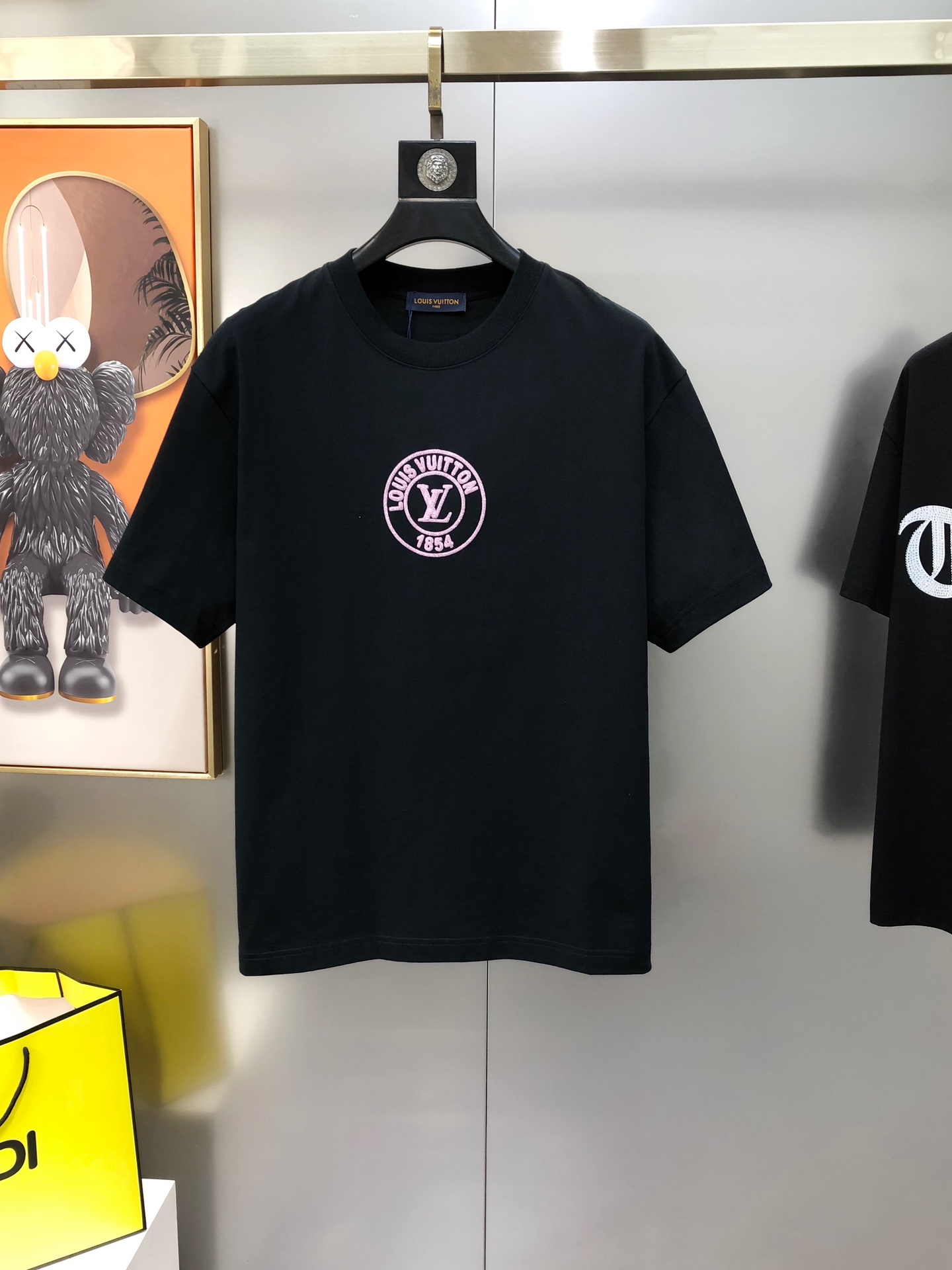 NO:729137,LV Louis Vuitton's 2025 spring and summer new original men's round neck short-sleeved T-shirts are sold simultaneously at the counter. Popular high-end quality. High version OS wide version. Hot-stamped letter logo design. Customized imported double-ply cotton fabric. Soft and delicate feel. Skin-friendly and comfortable to wear. The upper body is made by the factory and is very handsome and stylish. Size S-2XL (too large. The maximum size can wear about 200 pounds. Please indicate your height and weight when placing an order). Black White  Next day shipping,,louis vuitton,louis vuitton,T-shirt,tees,t-shirt,19860909LV 路易威登2025春夏新款原单男士圆领短袖T恤 专柜同步售卖 爆款高端品质 高版本 OS版型阔版 烫印字母logo图案设计 定制进口双股纯棉面料 手感柔软细腻 穿着亲肤舒适 代工厂精细做上身非常帅气有型 尺码S-2XL（偏大 最大码可穿200斤左右 下单请报身高体重) 黑色 白色 隔天出货,,louis vuitton,louis vuitton,T-shirt,tees，t-shirt,,Men's clothing