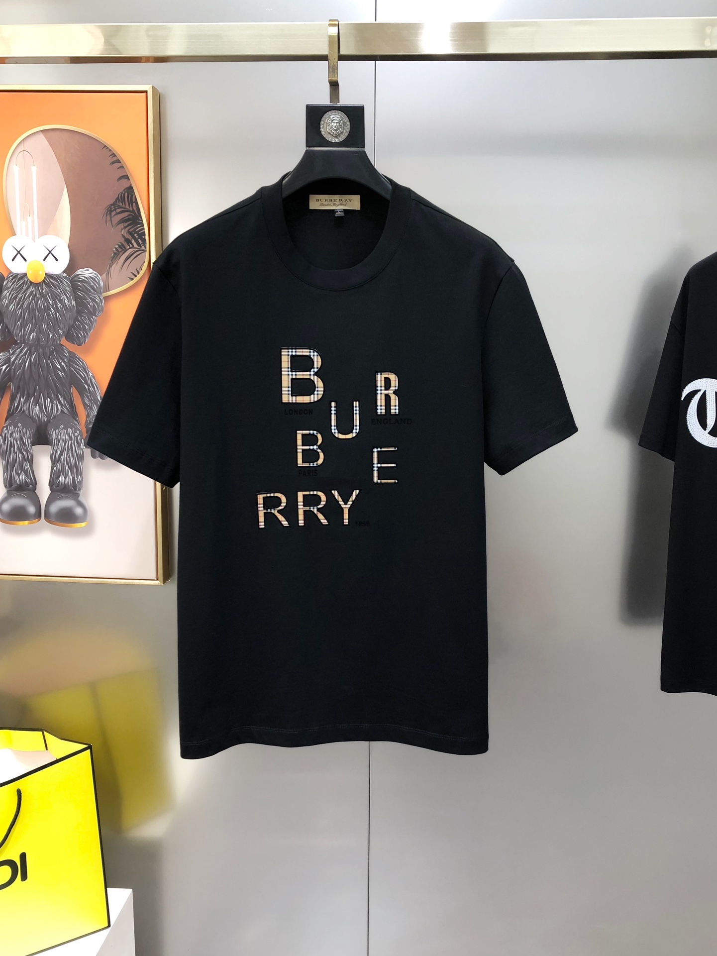 NO:729147,BURBE** Burberry's new 2025 spring and summer original men's round neck short-sleeved T-shirts are sold at the same time. Popular high-end quality. High version OS wide version. Three-dimensional printed rubber letter logo design. Customized imported double-ply cotton fabric. Soft and delicate feel. Skin-friendly and comfortable to wear. Factory-made upper body is very handsome and stylish. Size M-3XL (too large. The maximum size can wear about 200 kilograms. Please indicate your height and weight when placing an order). Black White  Next day shipping,,burberry,burberry,T-shirt,tees,t-shirt,19860909BURBE** 巴宝莉2025春夏新款原单男士圆领短袖T恤 专柜同步售卖 爆款高端品质 高版本 OS版型阔版 立体印胶字母logo设计 定制进口双股纯棉面料 手感柔软细腻 穿着亲肤舒适 代工厂精细做上身非常帅气有型 尺码M-3XL（偏大 最大码可穿200斤左右 下单请报身高体重) 黑色 白色 隔天出货,,burberry,burberry,T-shirt,tees，t-shirt,,Men's clothing