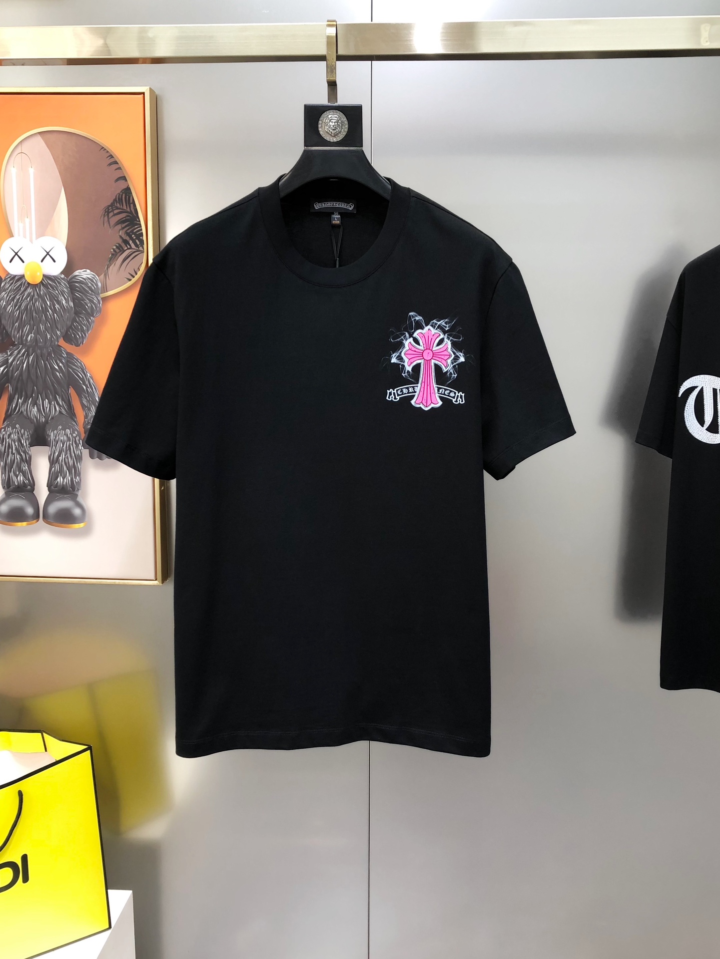 NO:729155,Kroxin 2025 spring and summer new original men's round neck short-sleeved T-shirts are sold at the same time at the counter. Popular high-end quality. High version OS wide version. Three-dimensional glue direct printing Sanskrit logo design. Customized imported double-ply cotton fabric. Soft and delicate feel. Skin-friendly and comfortable to wear. The upper body is made by the factory and is very handsome and stylish. Size M-3XL (too large. The maximum size can wear about 200 pounds. Please state your height and weight when placing an order).  Next day shipping,,chrome hearts,T-shirt,tees,t-shirt,19860909克罗心2025春夏新款原单男士圆领短袖T恤 专柜同步售卖 爆款高端品质 高版本 OS版型阔版 立体印胶直喷印花梵文logo图案设计 定制进口双股纯棉面料 手感柔软细腻 穿着亲肤舒适 代工厂精细做上身非常帅气有型 尺码M-3XL（偏大 最大码可穿200斤左右 下单请报身高体重) 黑色 白色 隔天出货,,chrome hearts,T-shirt,tees，t-shirt,,Men's clothing