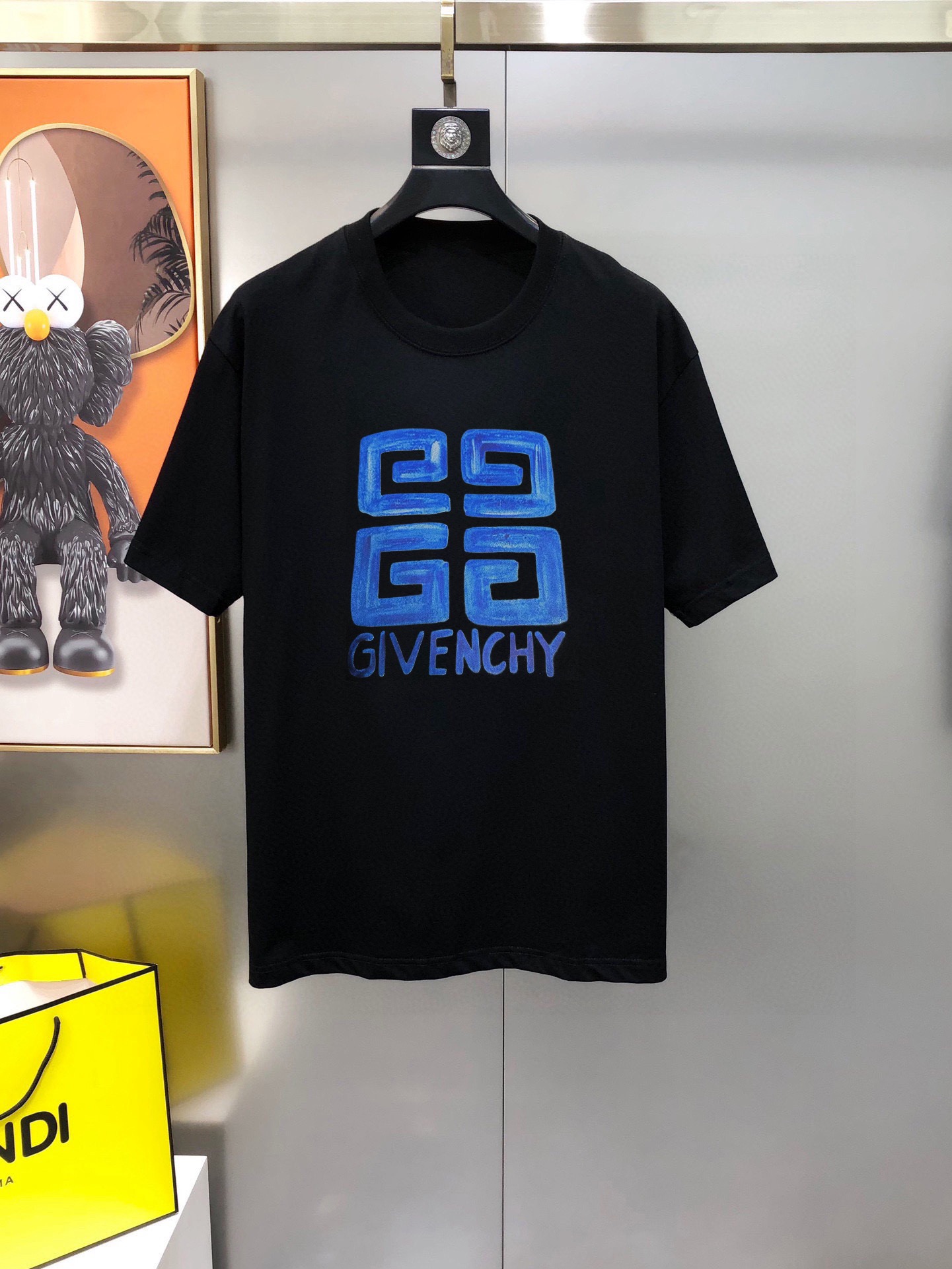 NO:729162,G*venchy 2025 spring and summer new original men's round-neck short-sleeved T-shirt, sold at the same time, popular high-end quality, high version OS wide version, printed letter logo design, custom imported double-ply cotton fabric, soft and delicate feel, comfortable to wear, factory-made upper body, very handsome and stylish, all three standards, all sizes S-2XL (too large, the maximum size can wear about 200 kilograms, please indicate your height and weight when placing an order)  Next day shipping black white, givenchy, T-shirt, tees, t-shirt,19860909G*venchy 纪梵希2025春夏新款原单男士圆领短袖T恤 专柜同步售卖 爆款高端品质 高版本 OS版型阔版 印胶字母logo图案设计 定制进口双股纯棉面料 手感柔软细腻 穿着亲肤舒适 代工厂精细做上身非常帅气有型 三标齐 全 尺码S-2XL（偏大 最大码可穿200斤左右 下单请报身高体重) 隔天出货 黑色 白色,,givenchy,T-shirt,tees，t-shirt,,Men's clothing