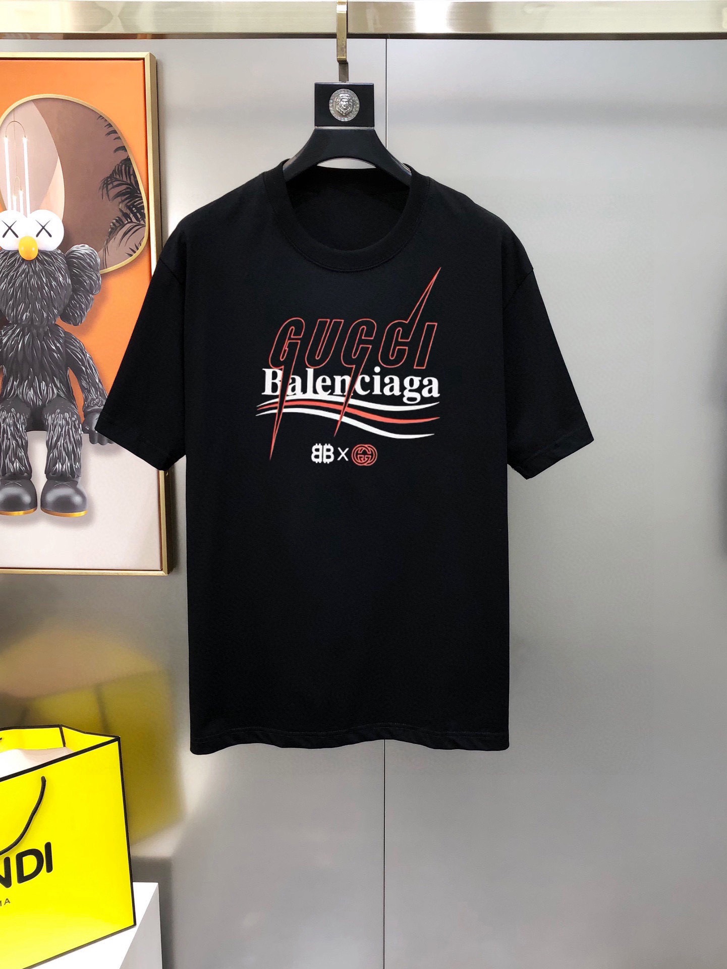 NO:729172,Bal*nciaga Balenciaga & Gucci joint model 2025 spring and summer new original men's round neck short-sleeved T-shirt, sold at the same time at the counter, popular high-end quality, high version OS wide version, offset printing letter logo design, custom imported double-ply cotton fabric, soft and delicate feel, comfortable to wear, factory finely made upper body, very handsome and stylish, three standards, all sizes S-2XL (too large, the largest size can wear about 200 pounds)  Please state your height and weight when placing an order) Next day delivery Black White,,balenciaga,T-shirt,tees,t-shirt,19860909Bal*nciaga 巴黎世家&古奇联名款2025春夏新款原单男士圆领短袖T恤 专柜同步售卖 爆款高端品质 高版本 OS版型阔版 印胶印花字母logo图案设计 定制进口双股纯棉面料 手感柔软细腻 穿着亲肤舒适 代工厂精细做上身非常帅气有型 三标齐 全 尺码S-2XL（偏大 最大码可穿200斤左右 下单请报身高体重) 隔天出货 黑色 白色,,balenciaga,T-shirt,tees，t-shirt,,Men's clothing