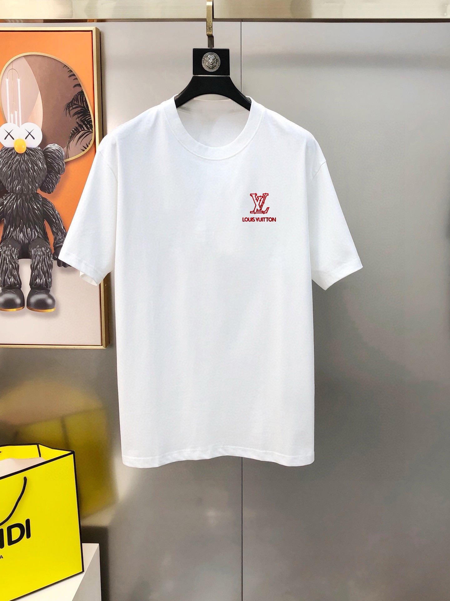 NO:729181,LV Louis Vuitton's 2025 spring and summer new original men's round neck short-sleeved T-shirts are sold at the same time at the counter. Popular high-end quality. High version OS wide version. Three-dimensional embroidered letter logo design. Customized imported double-ply cotton fabric. Soft and delicate feel. Skin-friendly and comfortable to wear. The upper body is made by the factory and is very handsome and stylish. All three standards are available. Sizes S-2XL (too large. The maximum size can wear about 200 kilograms. Please indicate your height and weight when placing an order)  Next day shipping black white, louis vuitton, louis vuitton, T-shirt, tees, t-shirt,19860909LV 路易威登2025春夏新款原单男士圆领短袖T恤 专柜同步售卖 爆款高端品质 高版本 OS版型阔版 立体刺绣字母logo图案设计 定制进口双股纯棉面料 手感柔软细腻 穿着亲肤舒适 代工厂精细做上身非常帅气有型 三标齐 全 尺码S-2XL（偏大 最大码可穿200斤左右 下单请报身高体重) 隔天出货 黑色 白色,,louis vuitton,louis vuitton,T-shirt,tees，t-shirt,,Men's clothing