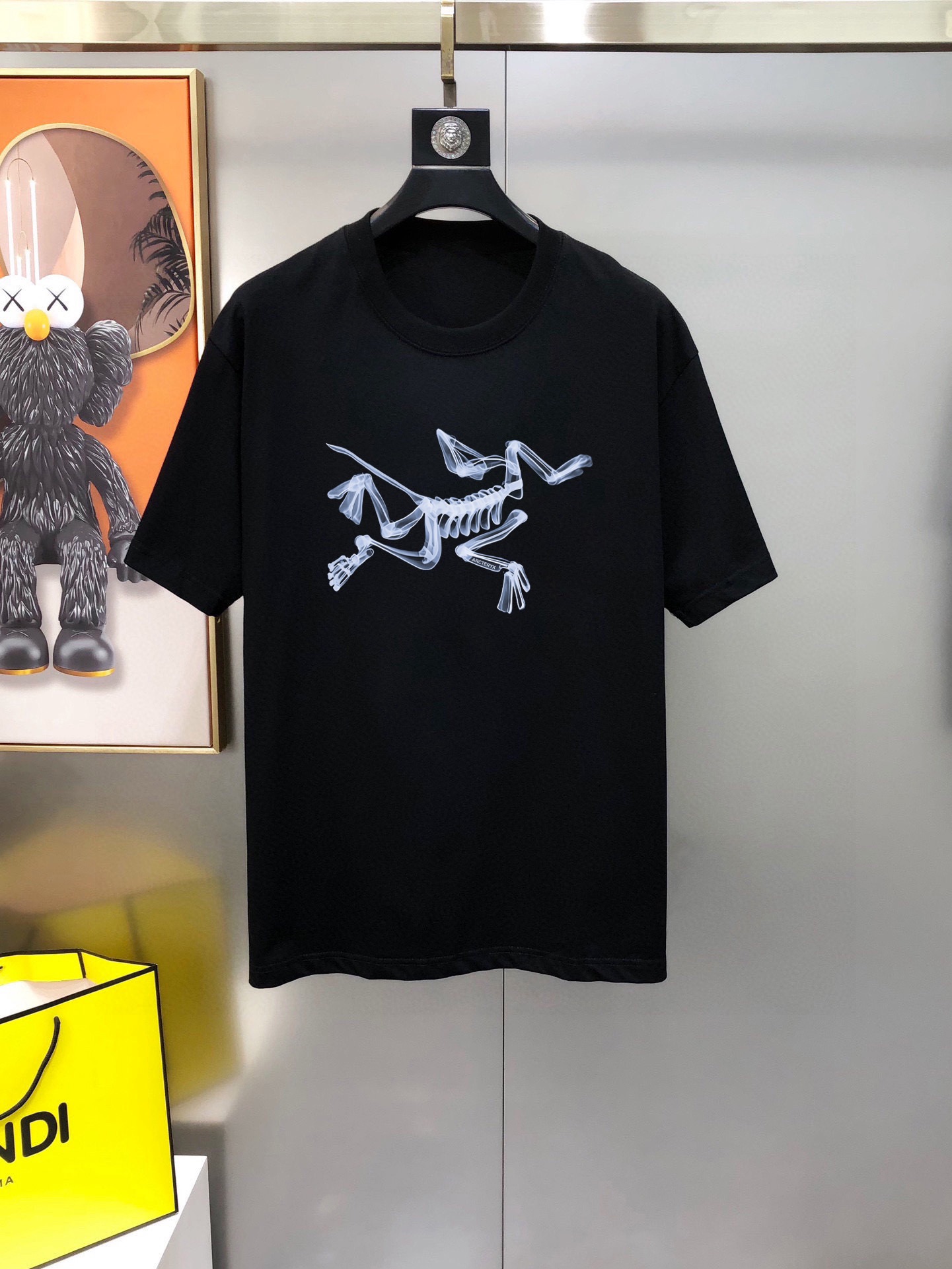 NO:729195,Arc'teryx 2025 spring and summer new original men's round neck short-sleeved T-shirts are sold at the same time at the counter. Popular high-end quality. High version OS version wide version. Printed letter logo design. Customized imported double-ply cotton fabric. It feels soft and delicate. It is skin-friendly and comfortable to wear. The upper body is finely made by the factory. It is very handsome and stylish. All three standards are available. Sizes S-2XL (too large. The maximum size can wear about 200 kilograms. Please indicate your height and weight when placing an order)  Next day shipping black white,arc'teryx,T-shirt,tees,t-shirt,19860909始祖鸟2025春夏新款原单男士圆领短袖T恤 专柜同步售卖 爆款高端品质 高版本 OS版型阔版 印胶印花字母logo图案设计 定制进口双股纯棉面料 手感柔软细腻 穿着亲肤舒适 代工厂精细做上身非常帅气有型 三标齐 全 尺码S-2XL（偏大 最大码可穿200斤左右 下单请报身高体重) 隔天出货 黑色 白色,arc'teryx,T-shirt,tees，t-shirt,,Men's clothing