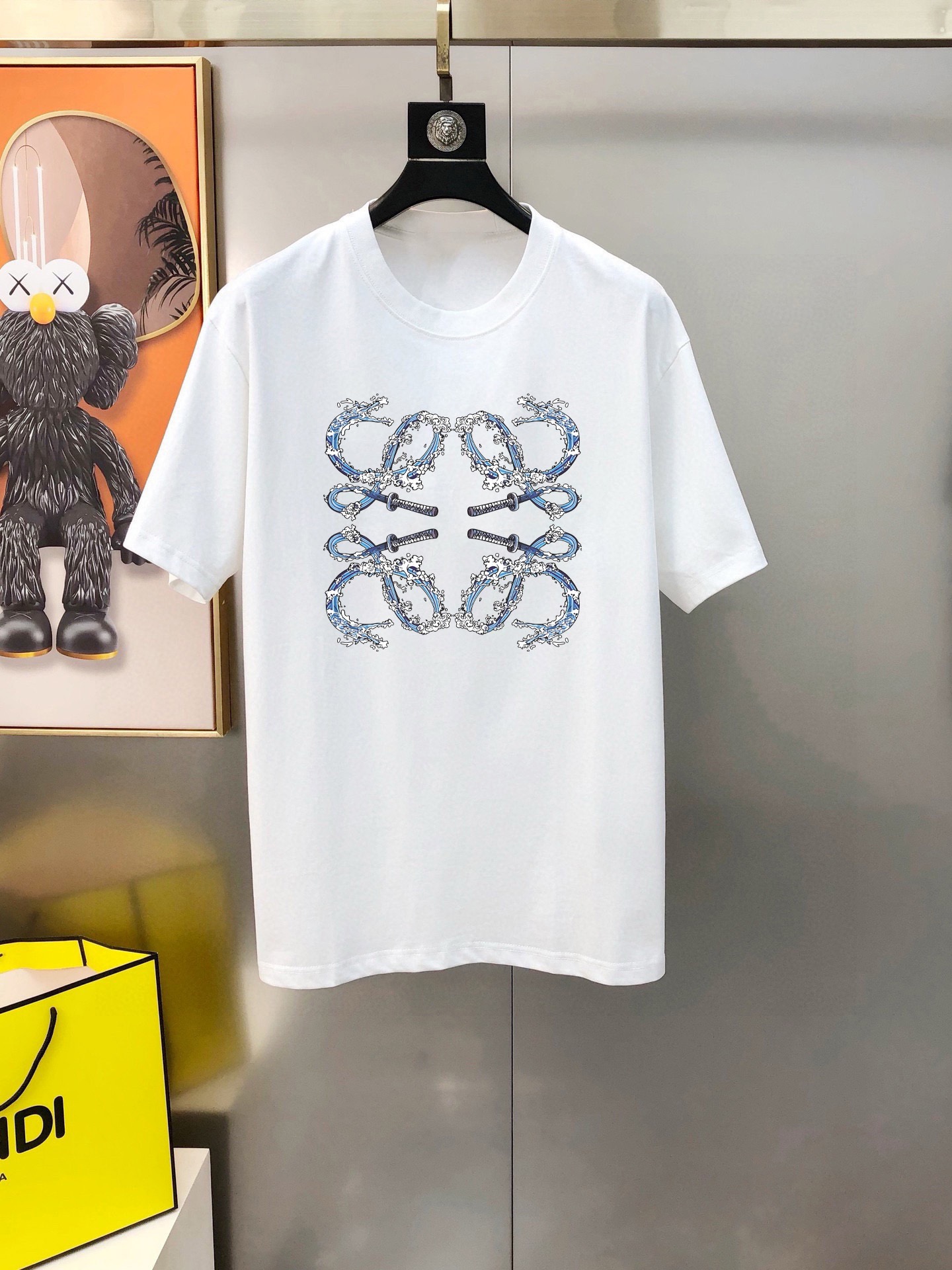 NO:729154,L*EWE Luo Yiwei's new 2025 spring and summer original men's round neck short-sleeved T-shirts are sold simultaneously at the counter. Popular high-end quality. High version OS wide version. Offset printing logo design. Customized imported double-ply cotton fabric. Soft and delicate feel. Skin-friendly and comfortable to wear. The upper body is made by the factory and is very handsome and stylish. All three standards are available. Sizes S-2XL (too large. The largest size can wear about 200 pounds)  Please state your height and weight when placing an order) Next day shipment Black White, loewe, T-shirt, tees, t-shirt,19860909L*EWE 罗意葳2025春夏新款原单男士圆领短袖T恤 专柜同步售卖 爆款高端品质 高版本 OS版型阔版 印胶印花logo图案设计 定制进口双股纯棉面料 手感柔软细腻 穿着亲肤舒适 代工厂精细做上身非常帅气有型 三标齐 全 尺码S-2XL（偏大 最大码可穿200斤左右 下单请报身高体重) 隔天出货 黑色 白色,,loewe,T-shirt,tees，t-shirt,,Men's clothing