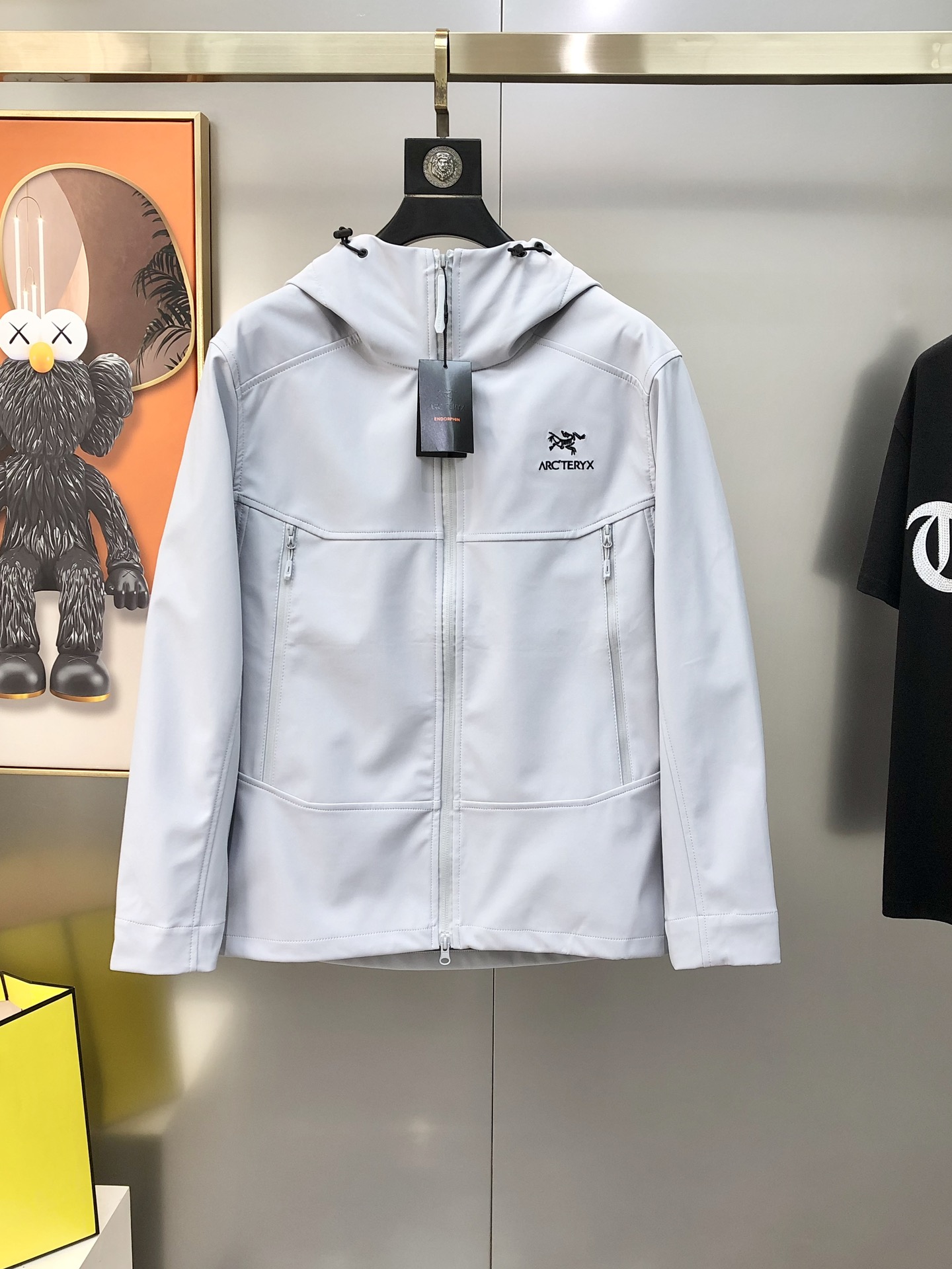 NO:729208,Arc'teryx 2025 Early Autumn New Original Men's Hooded Windbreaker Jacket, sold simultaneously on the official website, popular model, high version, simple, fashionable and versatile, embroidered letter logo pattern design on the chest, using original imported polyester fiber memory fabric, soft and delicate feel, comfortable upper body, original imported lettering hardware accessories, OEM factory finely made with smooth lines, exquisite craftsmanship, awesome version, very fashionable and handsome with any combination, highly recommended!  Counter sizes M-4XL (the largest size can wear about 200 pounds. Please state your height and weight when placing an order). Next day delivery. Black, gray, blue, arc'teryx, jackets & coats, jackets & coats, hats,19860909始祖鸟2025早秋新款原单男士连帽风衣夹克外套 官网同步售卖 爆款 高版本 简洁时尚百搭 胸前刺绣字母logo图案设计 采用原版进口聚酯纤维记忆面料 手感柔软细腻 上身舒适 客供原版进口刻字五金辅料配件,代工厂精细做线条流畅,工艺精致,版型超赞,随意搭配都非常时尚帅气强烈推荐哦！专柜尺码M-4XL（最大码可穿200斤左右 下单请报身高体重) 隔天出货 黑色 灰色 蓝色,arc'teryx,jackets & coats,jackets & coats,hats,,Men's clothing