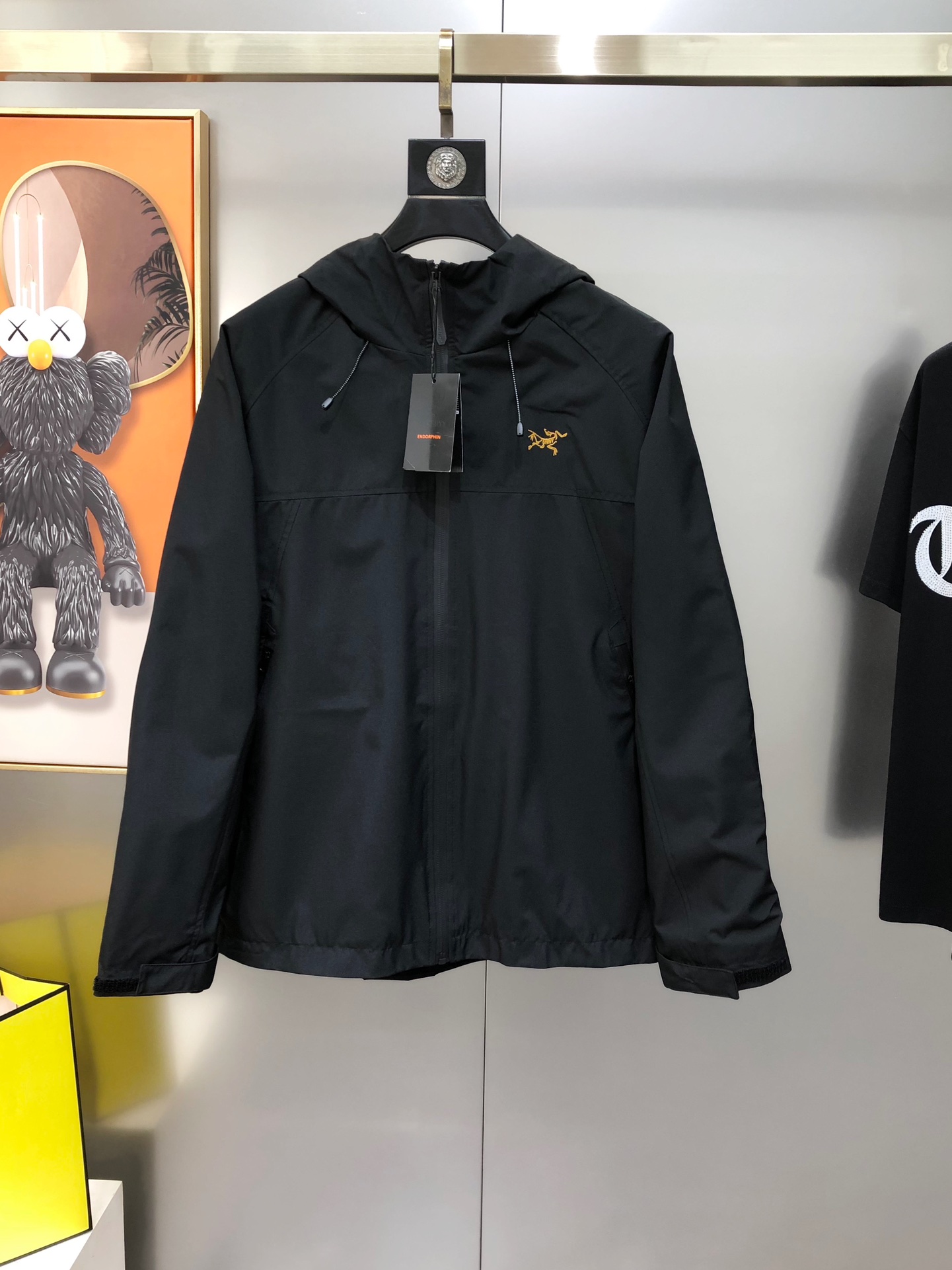 NO:729203,Arc'teryx 2025 Early Autumn New Original Men's Hooded Windbreaker Jacket Jacket is sold simultaneously on the official website. Popular model. High version. Simple, fashionable and versatile. Embroidered logo pattern on the chest. Made of original imported polyester fiber memory fabric. It feels soft and delicate and comfortable on the upper body. Original imported lettering hardware and accessories are provided by customers. The OEM factory makes fine lines and smooth lines, exquisite craftsmanship, and awesome styles. It is very fashionable and handsome with any combination. Highly recommended!  Counter sizes M-4XL (the largest size can wear about 200 pounds. Please state your height and weight when placing an order). Next day shipment, arc'teryx, jackets & coats, jackets & coats, hats,19860909始祖鸟2025早秋新款原单男士连帽风衣夹克外套 官网同步售卖 爆款 高版本 简洁时尚百搭 胸前刺绣logo图案设计 采用原版进口聚酯纤维记忆面料 手感柔软细腻 上身舒适 客供原版进口刻字五金辅料配件,代工厂精细做线条流畅,工艺精致,版型超赞,随意搭配都非常时尚帅气强烈推荐哦！专柜尺码M-4XL（最大码可穿200斤左右 下单请报身高体重) 隔天出货,arc'teryx,jackets & coats,jackets & coats,hats,,Men's clothing