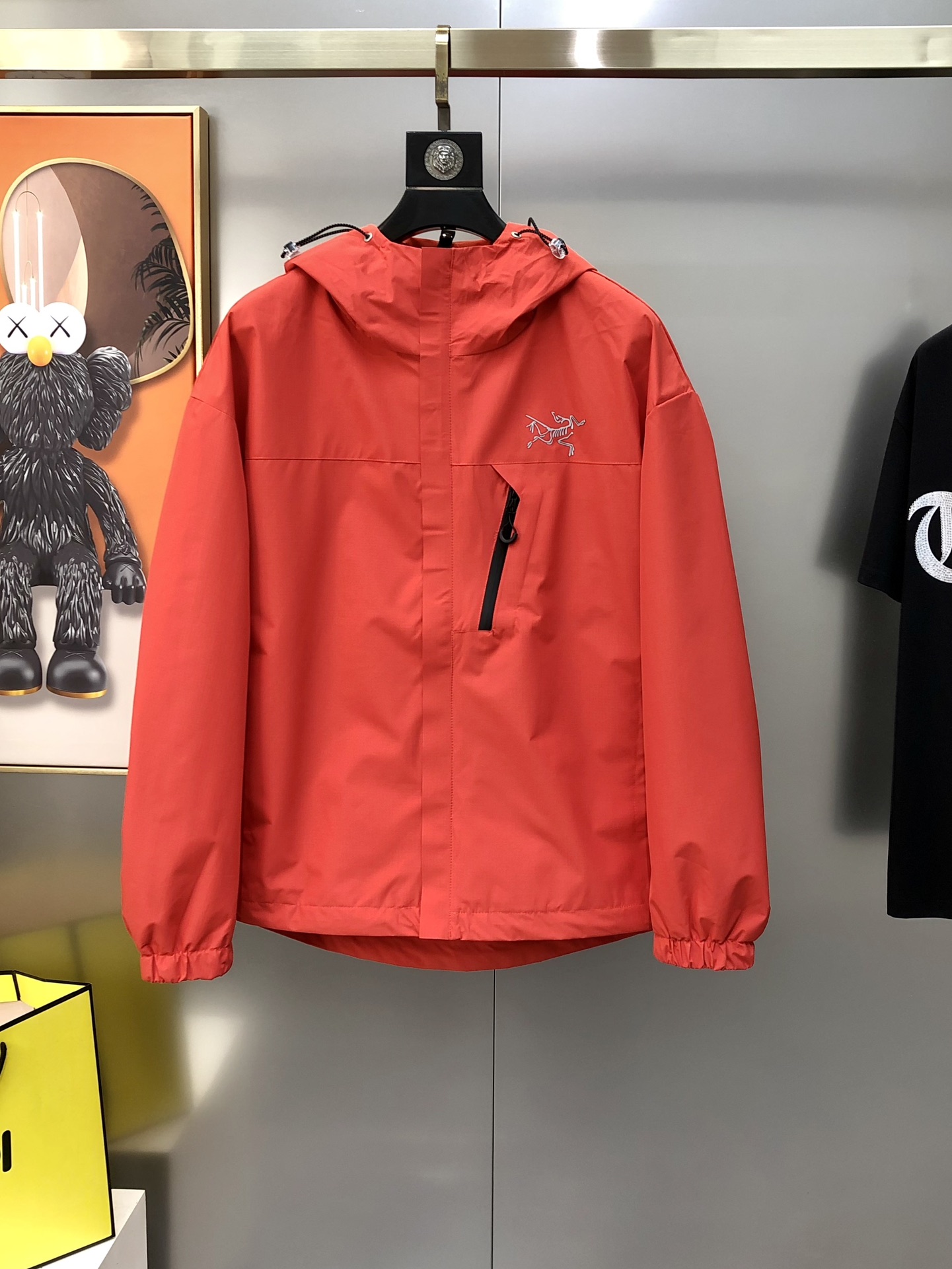 NO:729196,Arc'teryx 2025 Early Autumn New Original Men's Hooded Windbreaker Jacket, Thin Jacket, Available simultaneously on the official website, Popular model, High version, Fashionable and versatile, Three-dimensional printed rubber logo pattern design on the chest. Made of original imported polyester fiber memory fabric, soft and delicate to the touch, comfortable upper body. Original imported lettering hardware and accessories are provided to customers. The OEM factory makes fine lines, smooth lines, exquisite craftsmanship, and awesome styles. It is very fashionable and handsome for casual matching. Highly recommended!  Counter sizes M-3XL (the largest size can wear about 190 pounds. Please state your height and weight when placing an order). Next day shipment, arc'teryx, jackets & coats, jackets & coats, hats,19860909始祖鸟2025早秋新款原单男士连帽风衣夹克 薄款冲锋衣外套 官网同步售卖 爆款 高版本 时尚百搭 胸前立体印胶logo图案设计 采用原版进口聚酯纤维记忆面料 手感柔软细腻 上身舒适 客供原版进口刻字五金辅料配件,代工厂精细做线条流畅,工艺精致,版型超赞,随意搭配都非常时尚帅气强烈推荐哦！专柜尺码M-3XL（最大码可穿190斤左右 下单请报身高体重) 隔天出货,arc'teryx,jackets & coats,jackets & coats,hats,,Men's clothing