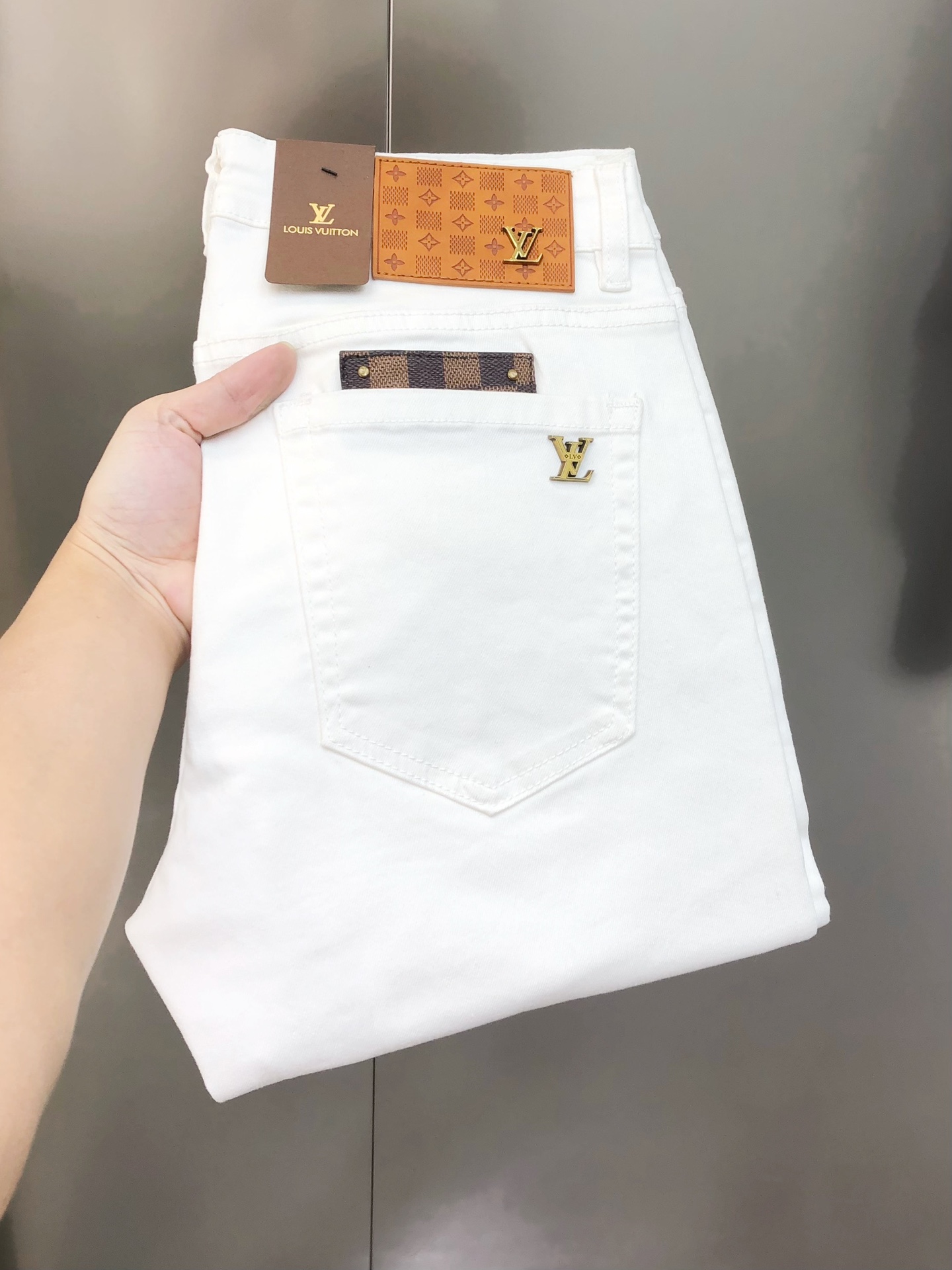 NO:729215,LV Louis Vuitton 2025 spring and summer new men's slim fit jeans. The official website is synchronized with simple and fashionable white cow. High-end customization. Original order. Logo design on the back pocket. Customized imported denim washed denim pure cotton fabric. Original accessories. Fine workmanship. Cool and energetic. Soft and delicate. Comfortable and breathable. Commuting style. Very high matching rate. The durability rate is incredible. Counter quality. The upper body is super handsome and has the size.  28-38 (with elasticity) 35 is available, 37 is not available. Ships next day, louis vuitton, louis vuitton, jeans,19860909LV 路易威登2025春夏新款男士修身小脚牛仔裤 官网同步简洁时尚 爆款白牛 高端定制 原单狠货 后裤袋logo标设计 定制进口丹宁水洗牛仔纯棉面料 原版辅料 做工精细 酷劲活力十足 柔软细腻 舒适透气 通勤款 搭配率极高 耐穿率爆表 专柜品质 上身超帅气 有型 码数 28-38（有弹力)有35,没37 隔天出货,,louis vuitton,louis vuitton,jeans,,Men's clothing