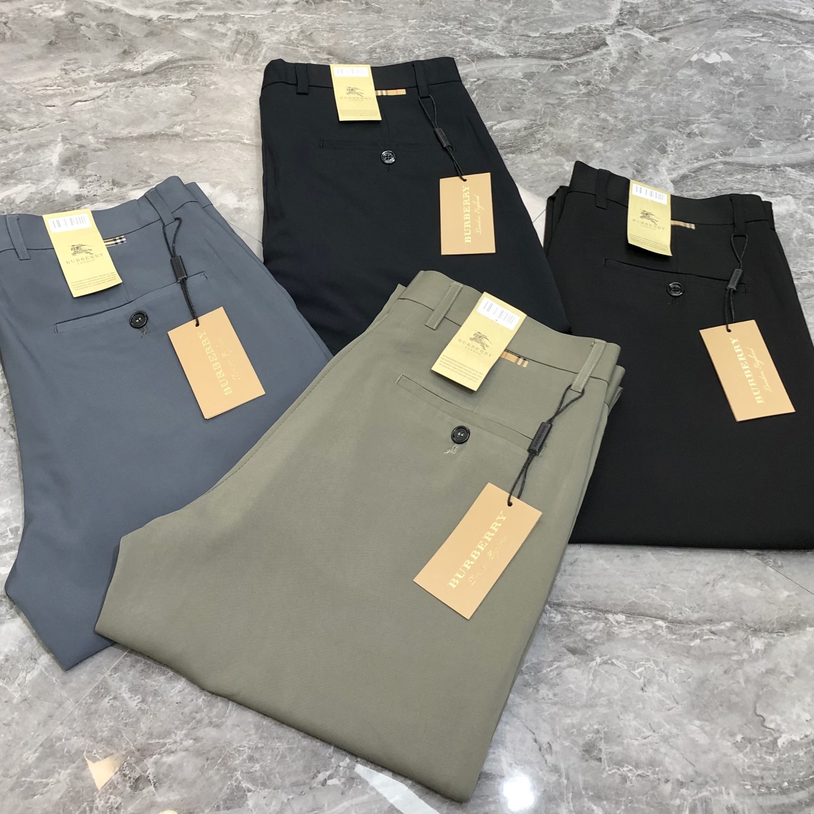 NO:729223,BURBE** Burberry's new 2025 spring and summer original men's business casual trousers and trousers are sold simultaneously at the counter. High-end goods. Simple, elegant and versatile. Straight-leg slim fit. Customized original imported pure cotton fabric. The fabric is delicate and super soft!  The upper body is in good shape but not tight, so you will fall in love with it and buy it immediately!  The overall appearance has no embellishment design!  Customized original full product accessories!  Simple and simple, the factory makes fine workmanship, business and leisure. Sizes 29-38. 35 available, 37 available for next day shipping. 4 colors available, burberry, burberry,19860909BURBE** 巴宝莉2025春夏新款原单男士商务休闲裤西裤 柜台同步售卖 高端货 简洁大方百搭 直筒偏修身版型 定制原版进口纯棉面料 面料细腻、超柔软！上身型好、却不绷紧,让你一眼就入心、一眼就入手！外观整体无多点缀设计 ！定制原版全品辅料！简简单单,代工厂精细做通勤款、商务休闲皆可 尺码29-38码 有35,没37隔天出货 4色可选,,burberry,burberry,,Men's clothing