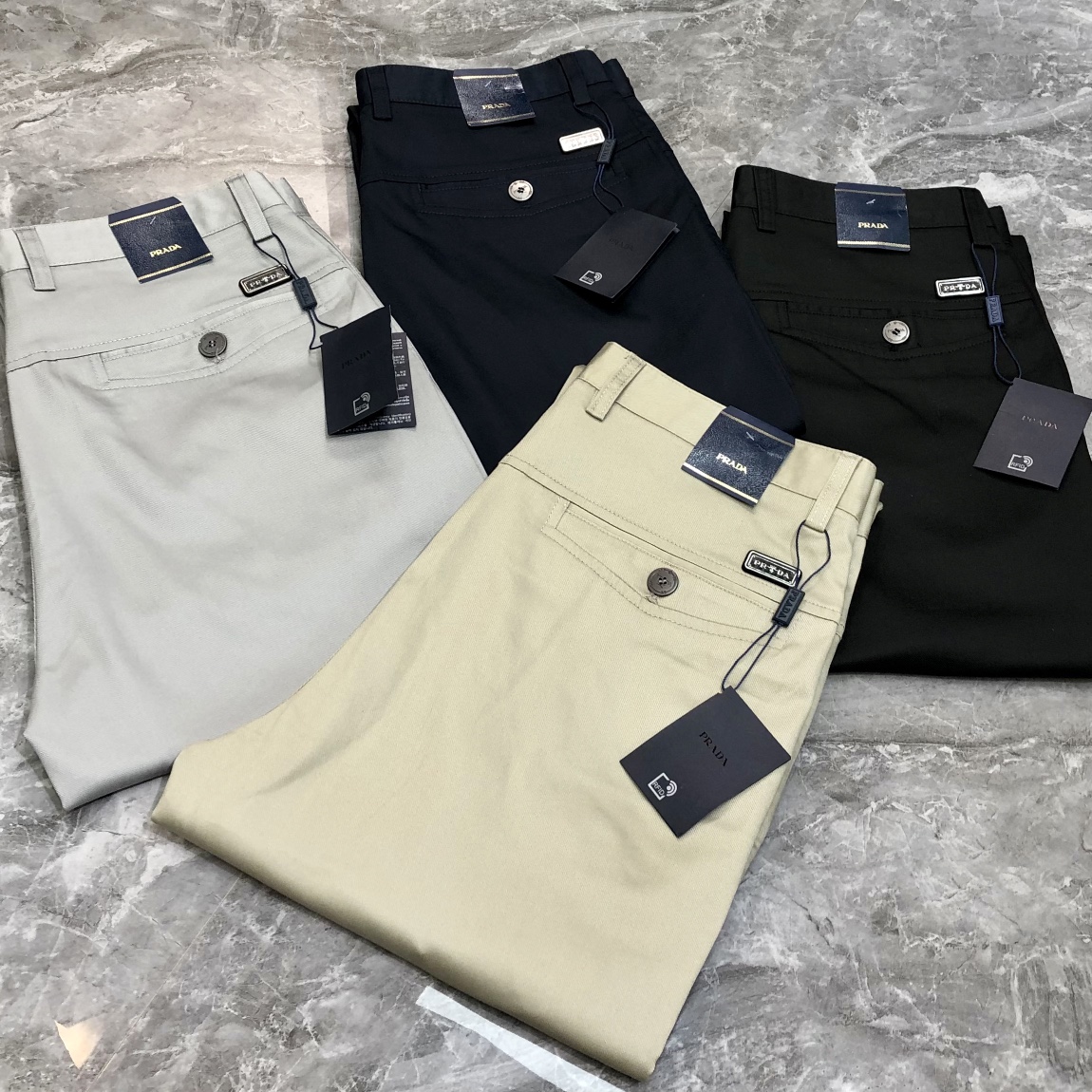 NO:729230,P*ADA 2025 spring and summer new original men's business casual trousers and trousers are sold simultaneously at the counter. High-end goods. Simple, elegant and versatile. Straight-leg slim fit. Printed logo design. Customized original imported pure cotton fabric. The fabric is delicate and super soft!  The upper body is in good shape but not tight, so you will fall in love with it and buy it immediately!  The overall appearance has no embellishment design!  Customized original full product accessories!  Simple and simple, the factory makes fine workmanship, business and casual styles. Sizes 29-38. 35 available, 37 available for next day shipping. 4 colors available, prada,19860909P*ADA 普拉哒2025春夏新款原单男士商务休闲裤西裤 柜台同步售卖 高端货 简洁大方百搭 直筒偏修身版型 印胶logo设计 定制原版进口纯棉面料 面料细腻、超柔软！上身型好、却不绷紧,让你一眼就入心、一眼就入手！外观整体无多点缀设计 ！定制原版全品辅料！简简单单,代工厂精细做通勤款、商务休闲皆可 尺码29-38码 有35,没37隔天出货 4色可选,,prada,,Men's clothing