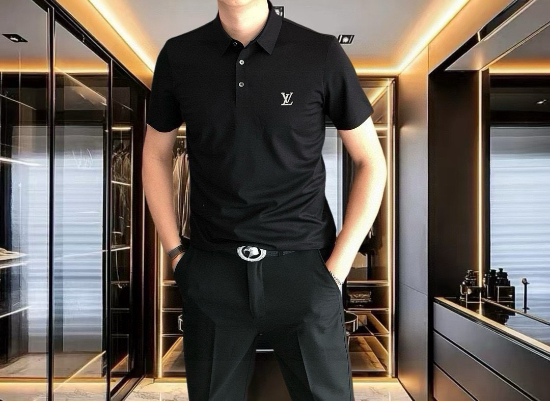 NO:729216,LV Louis Vuitton's 2025 spring and summer new original men's lapel short-sleeved Polo shirt T-shirt is a hit. Simple, fashionable and versatile, high-end quality, seamless hemming, embroidered logo pattern on the chest, custom imported double-strand mercerized pique cotton fabric, comfortable to wear, breathable, high-grade and textured, simple, generous and decent, fashionable without losing personality. The upper body is casual and casual, handsome and stylish, showing the temperament of a big brand. Sizes M-4XL (maximum wear is about 195 catties)  Please state your height and weight when placing an order),,louis vuitton,louis vuitton,T-shirt,tees,t-shirt,19860909LV 路易威登2025春夏新款原单男士翻领短袖Polo衫T恤 爆款 简洁时尚百搭 高端品质 无缝包边 胸前刺绣logo图案设计 定制进口双股丝光珠地棉面料 穿着舒适 透气 档次高很有质感 简单大方得体 时尚不失个性 上身休闲随性 帅气有型 彰显大牌气质.尺码M-4XL（最大可穿195斤左右 下单请报身高体重）,,louis vuitton,louis vuitton,T-shirt,tees，t-shirt,,Men's clothing